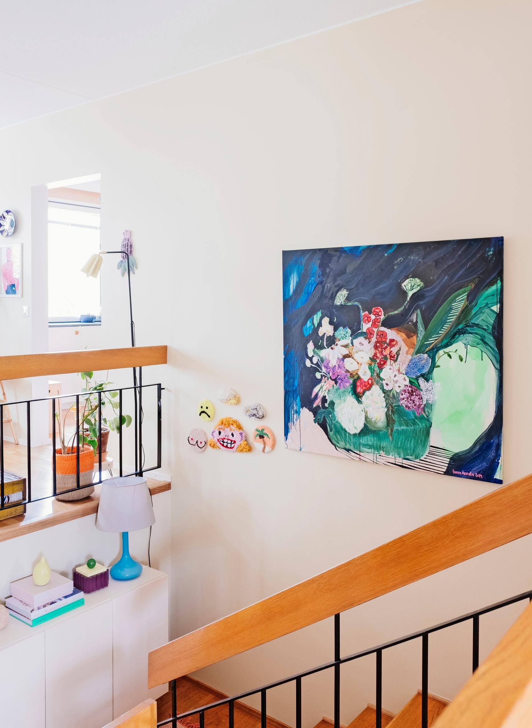 Avara portaikko, jossa värikäs taulu