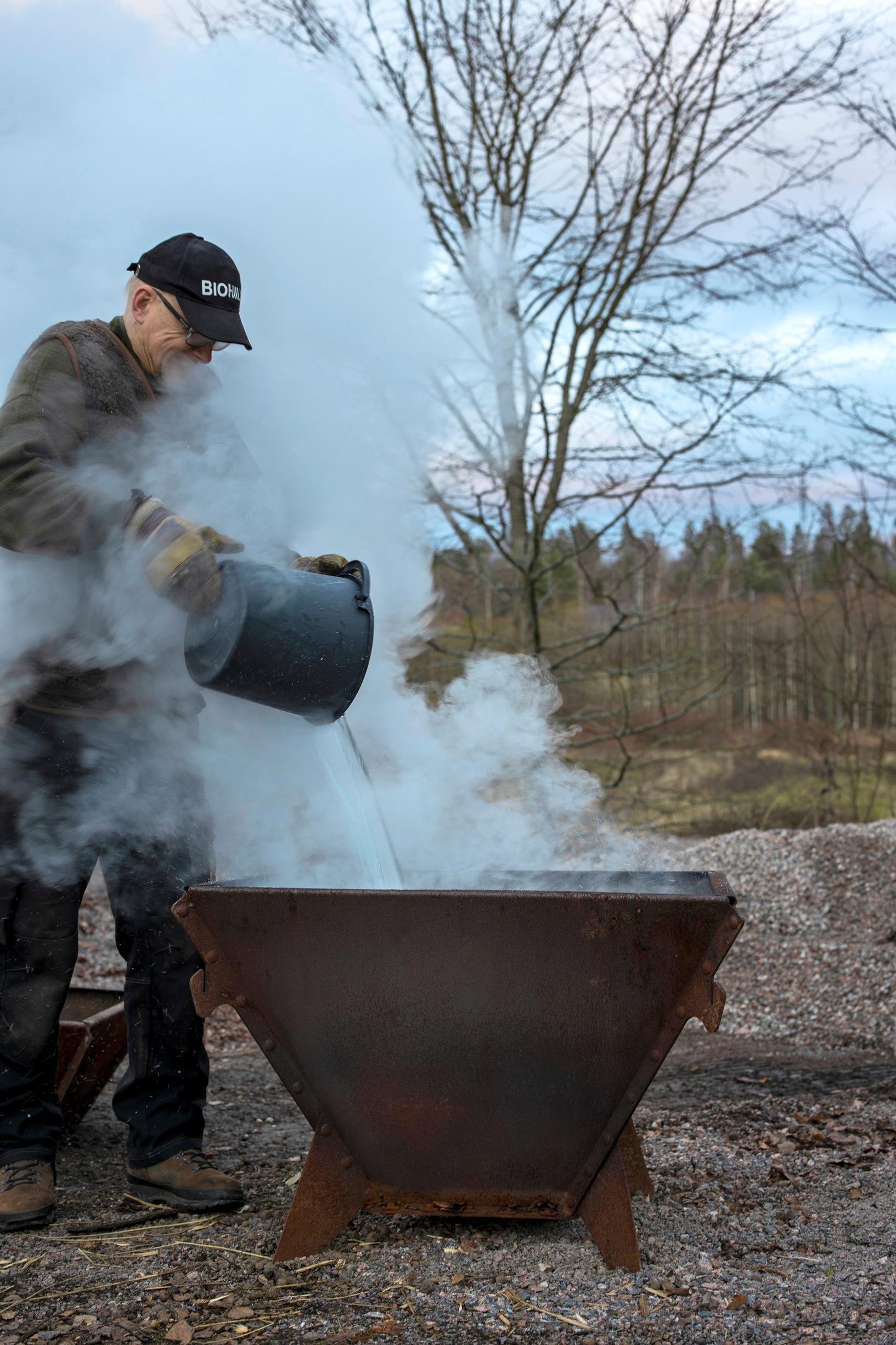 hiilloksen sammutus vedellä