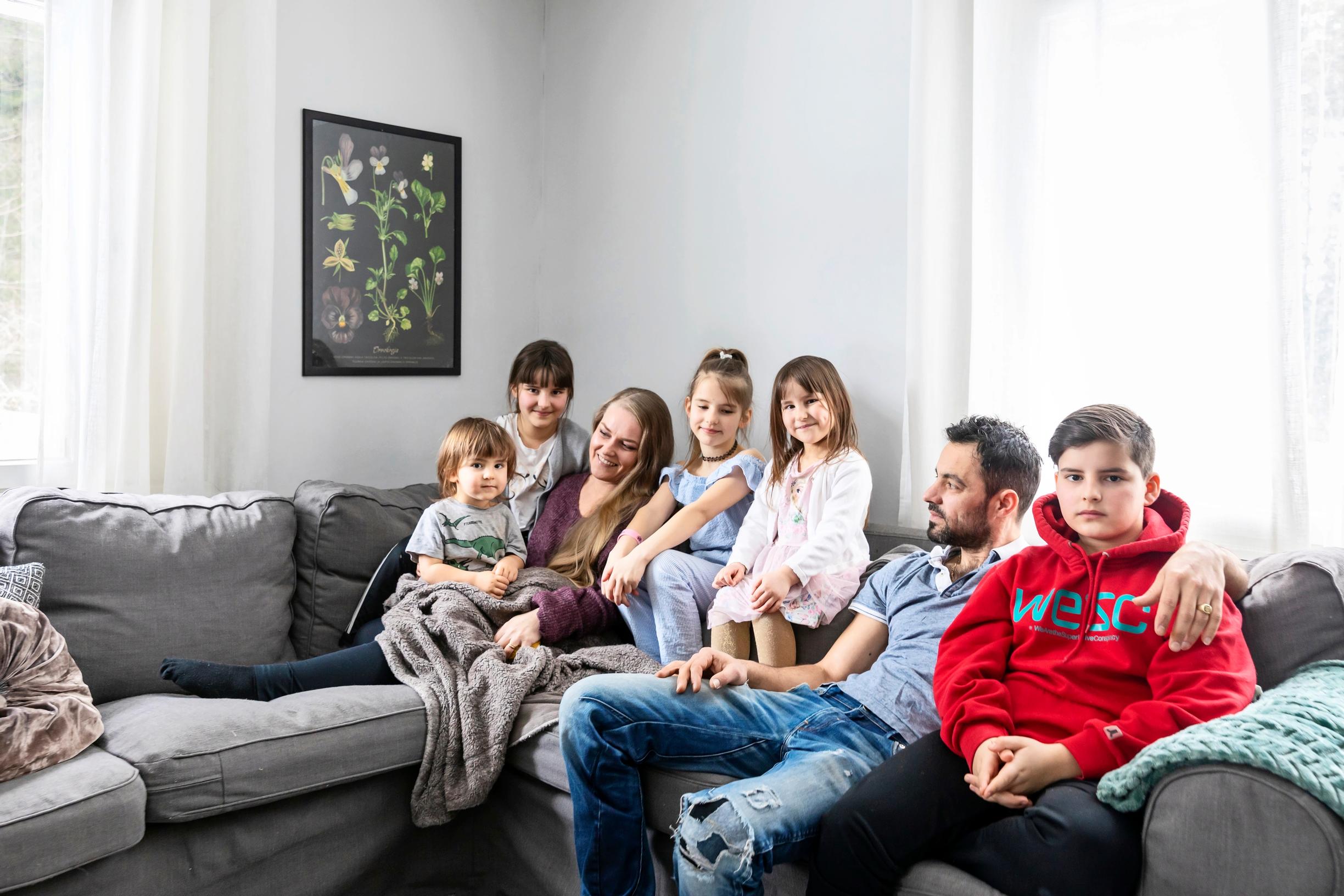Jennan ja Eduardon perhe kotisohvalla