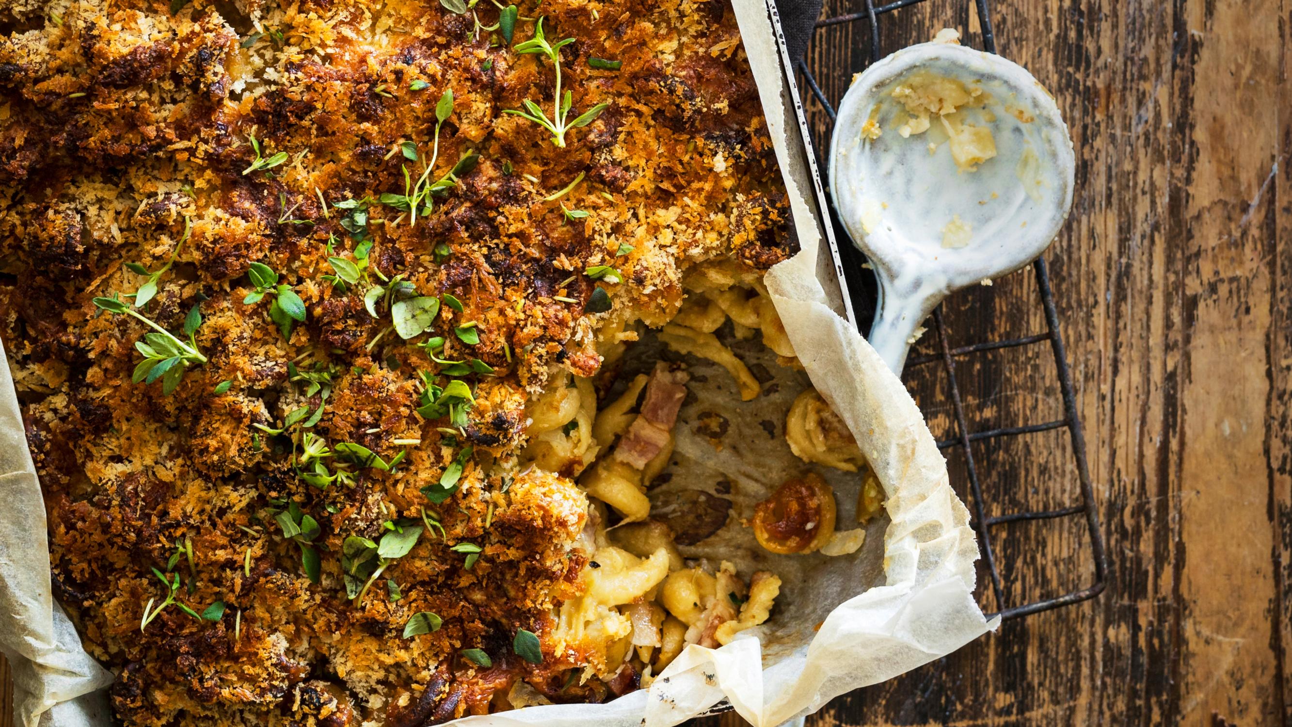 Uunivuoallinen juustoista lohtua – omena ja pekoni höystävät mac & cheesesta entistäkin makoisamman