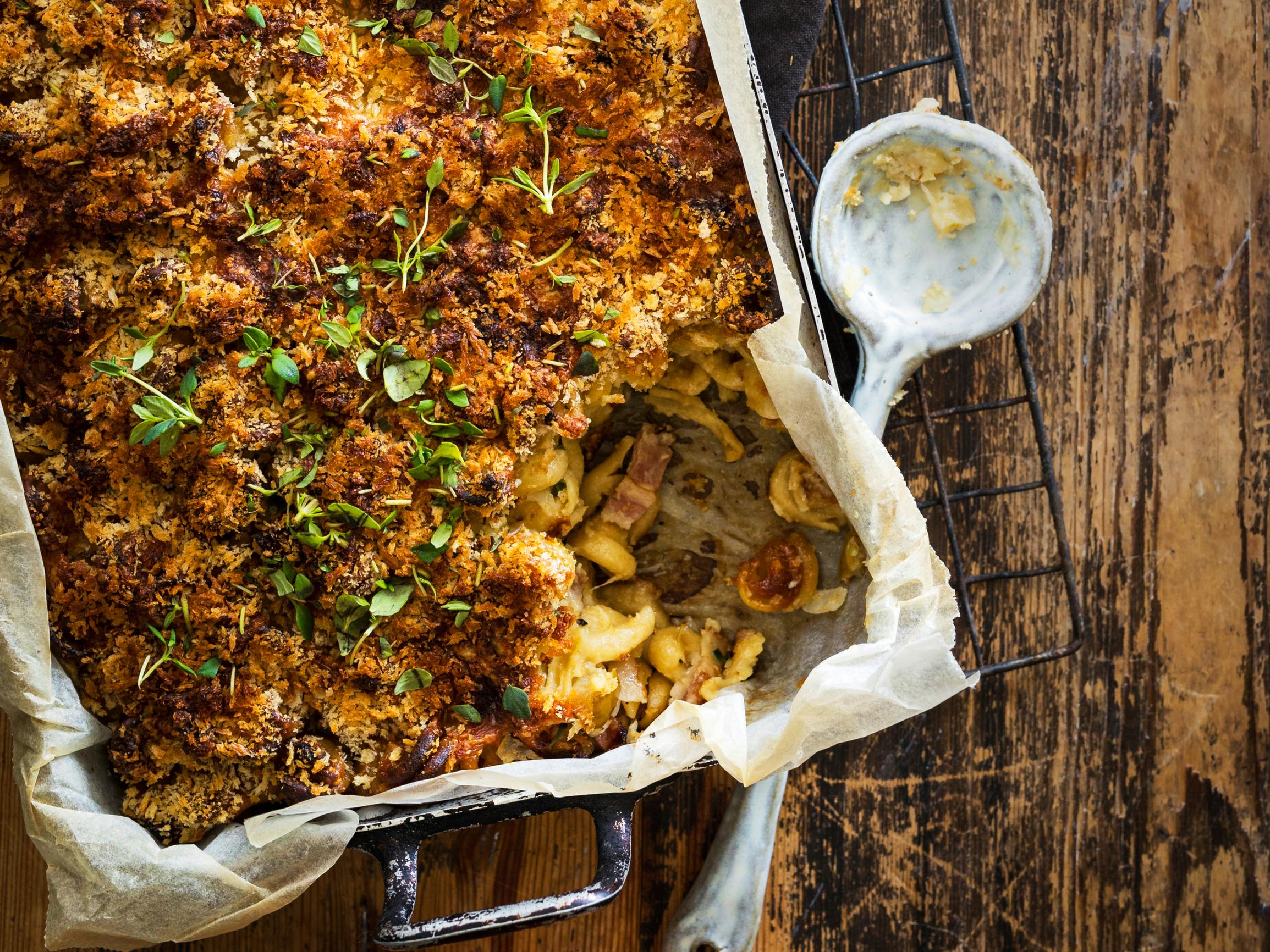 Uunivuoallinen juustoista lohtua – omena ja pekoni höystävät mac & cheesesta entistäkin makoisamman