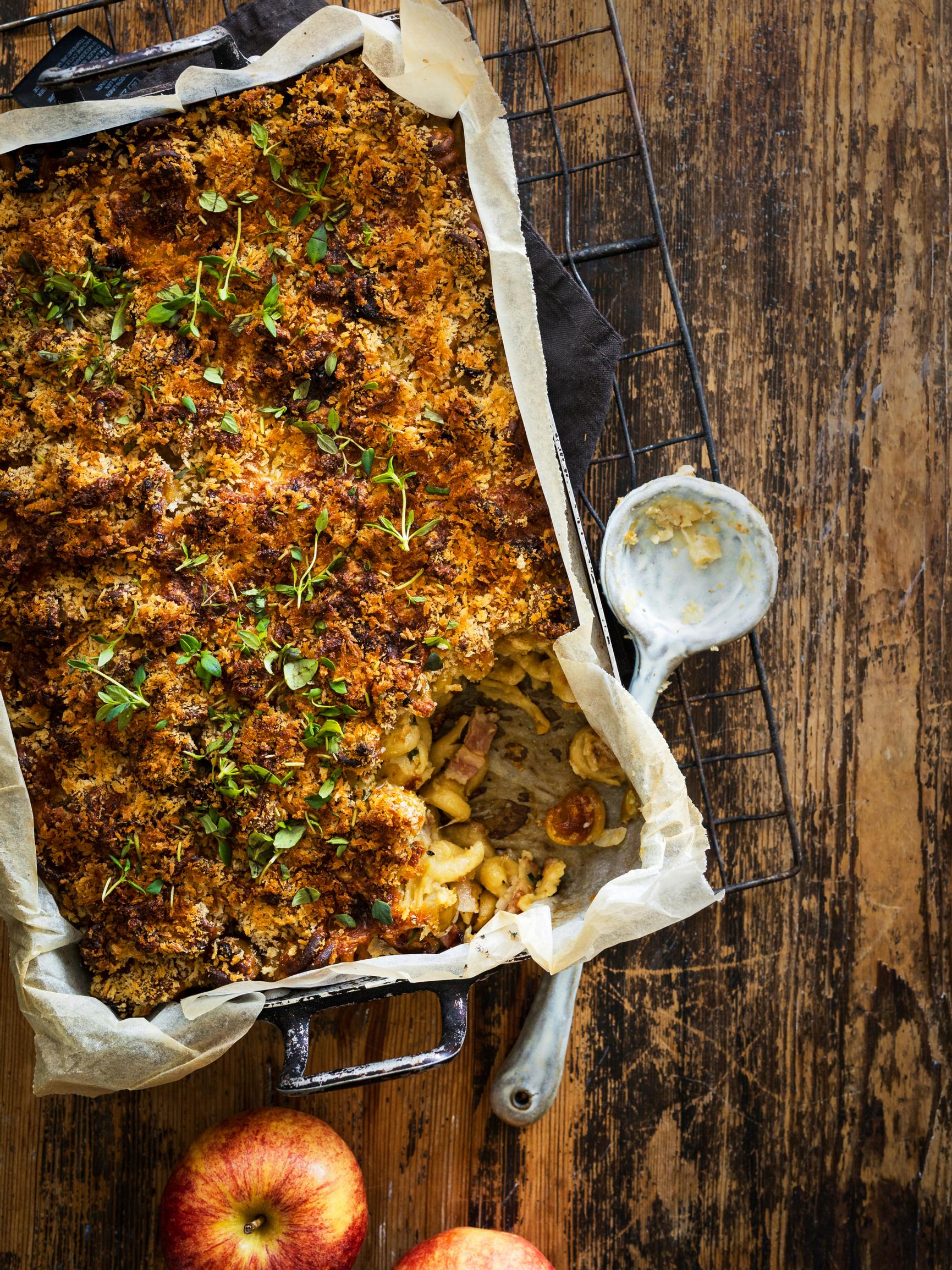 Uunivuoallinen juustoista lohtua – omena ja pekoni höystävät mac & cheesesta entistäkin makoisamman