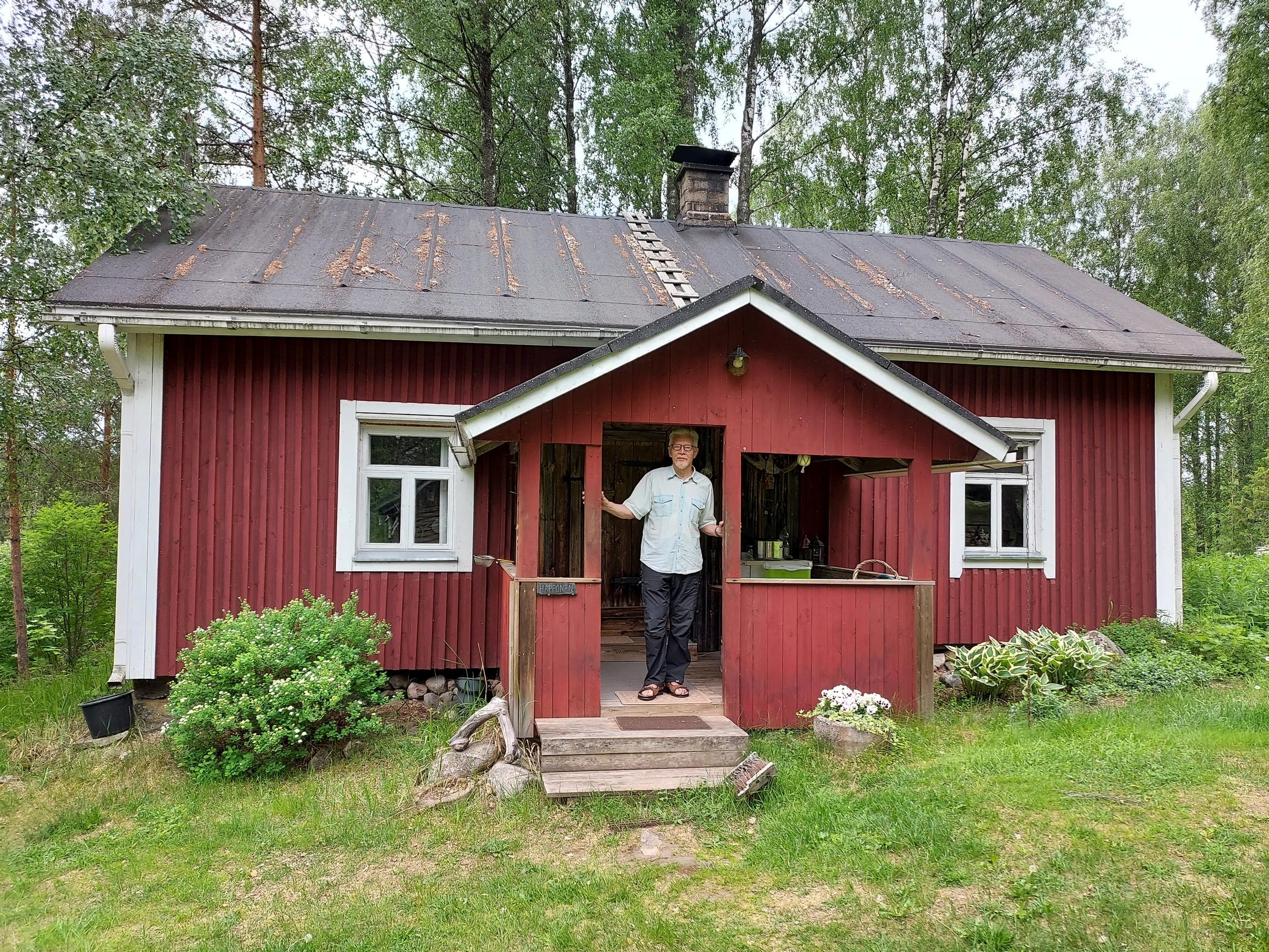 Veikko Happonen torpan ovella