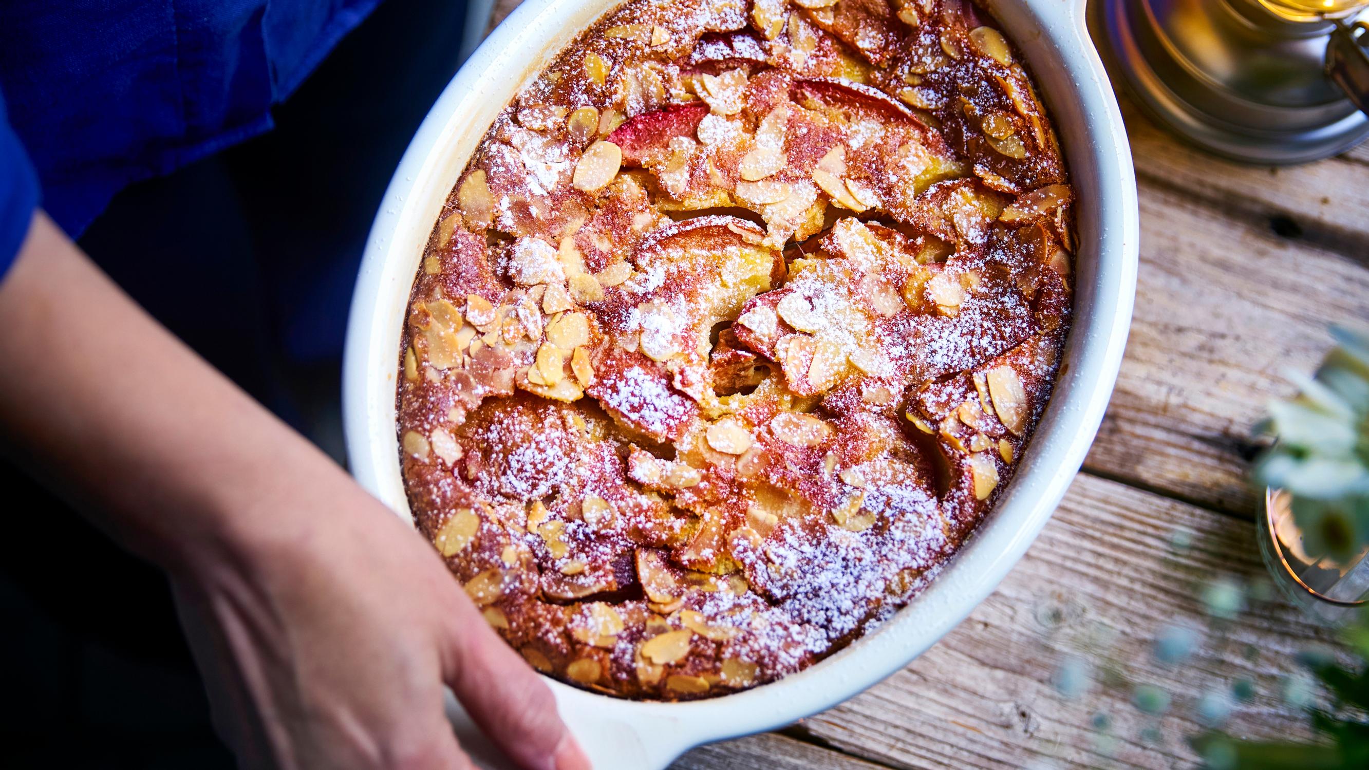 Luumuclafoutis – helppo ranskalainen pannukakku saa makua manteleista