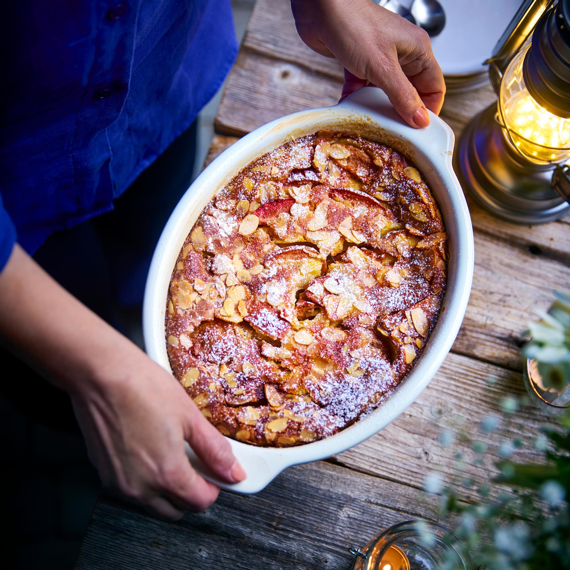 Luumuclafoutis – helppo ranskalainen pannukakku saa makua manteleista