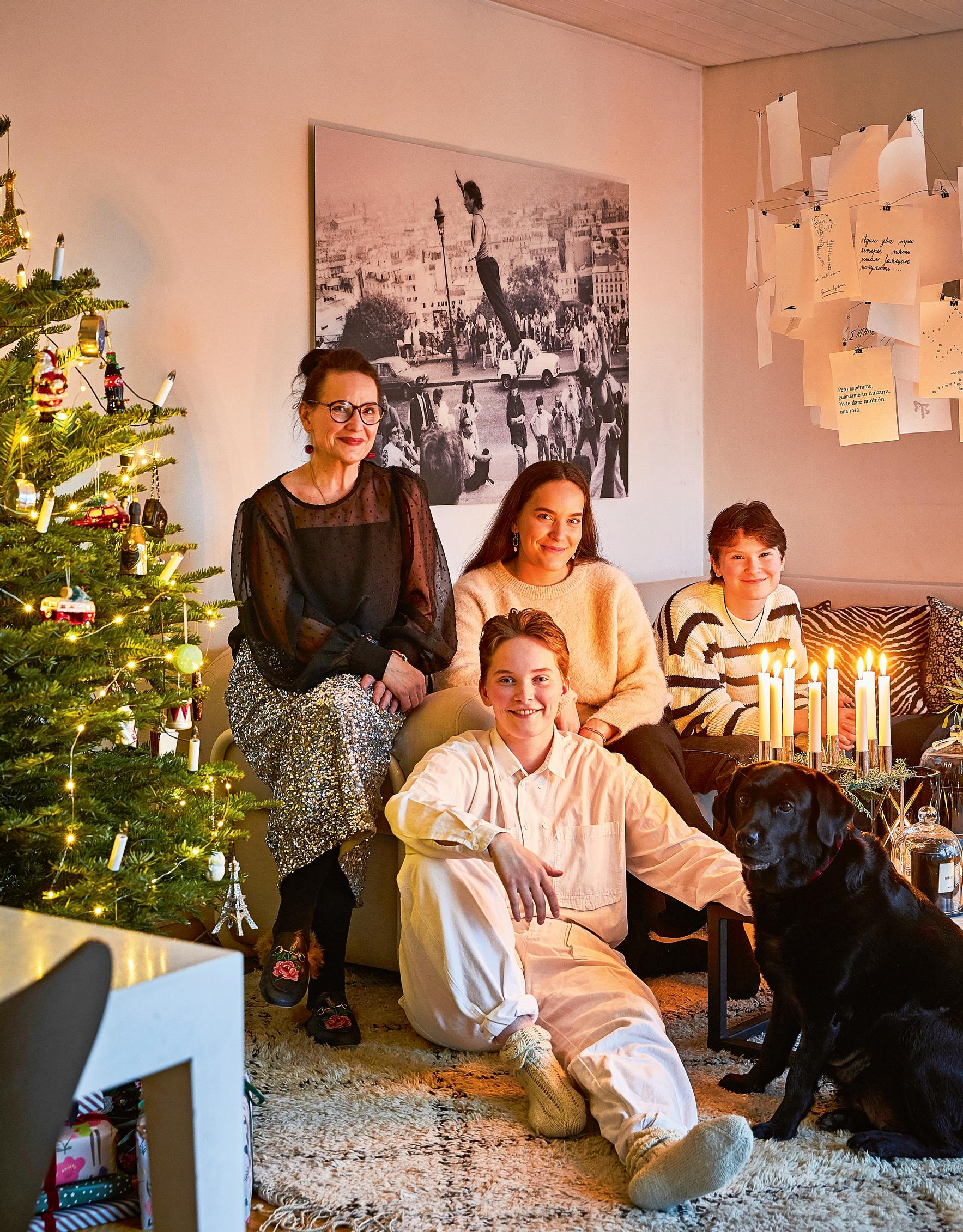 Jonna Kivilahti lastensa Fannin, Ellen ja Emman sekä Donna-koiran kanssa