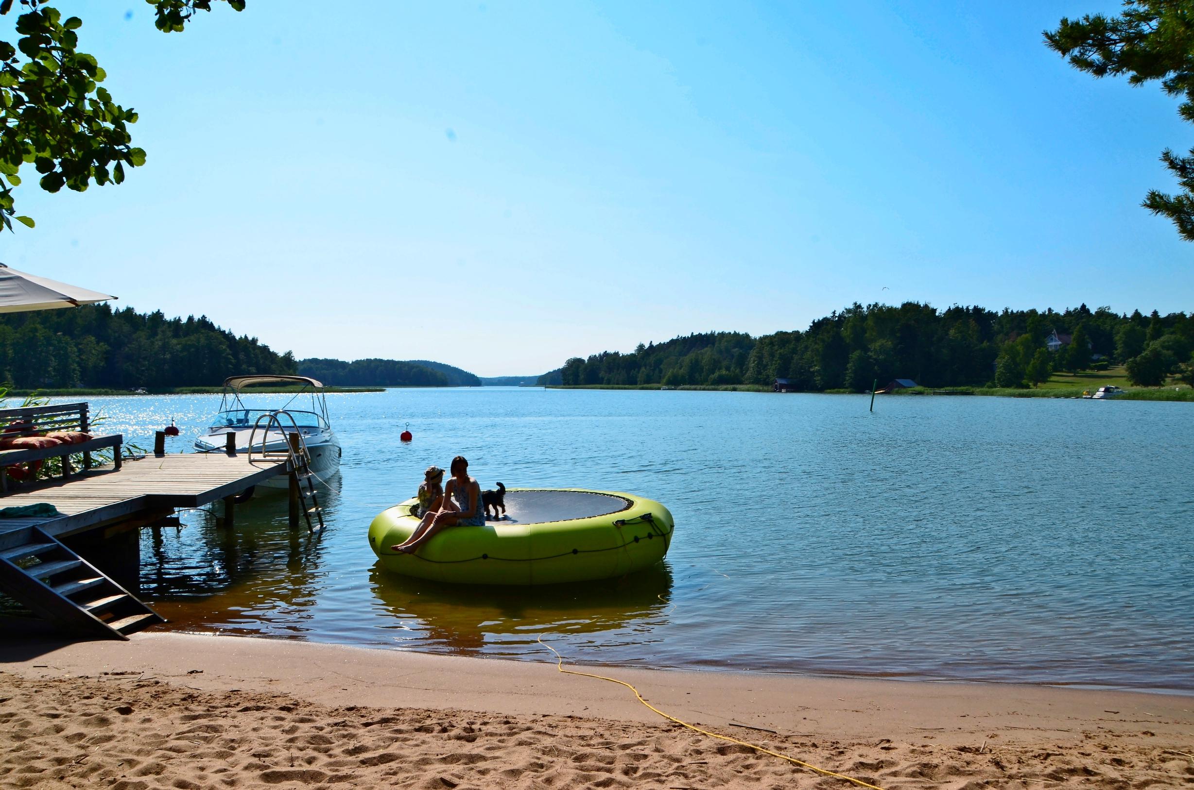 uimaranta ja lapset vesitrampoliinilla