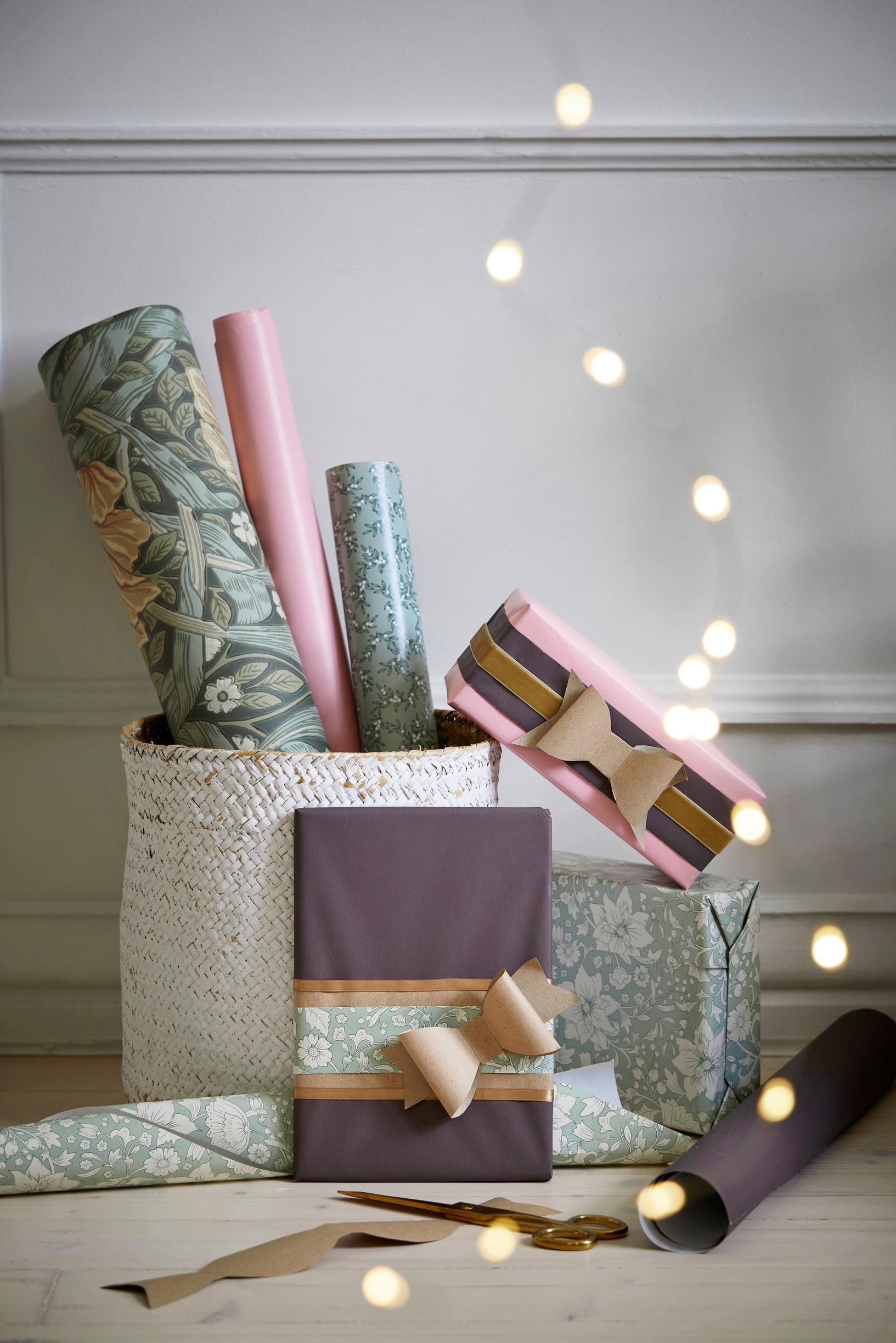 Jouluisia lahjapaketteja.