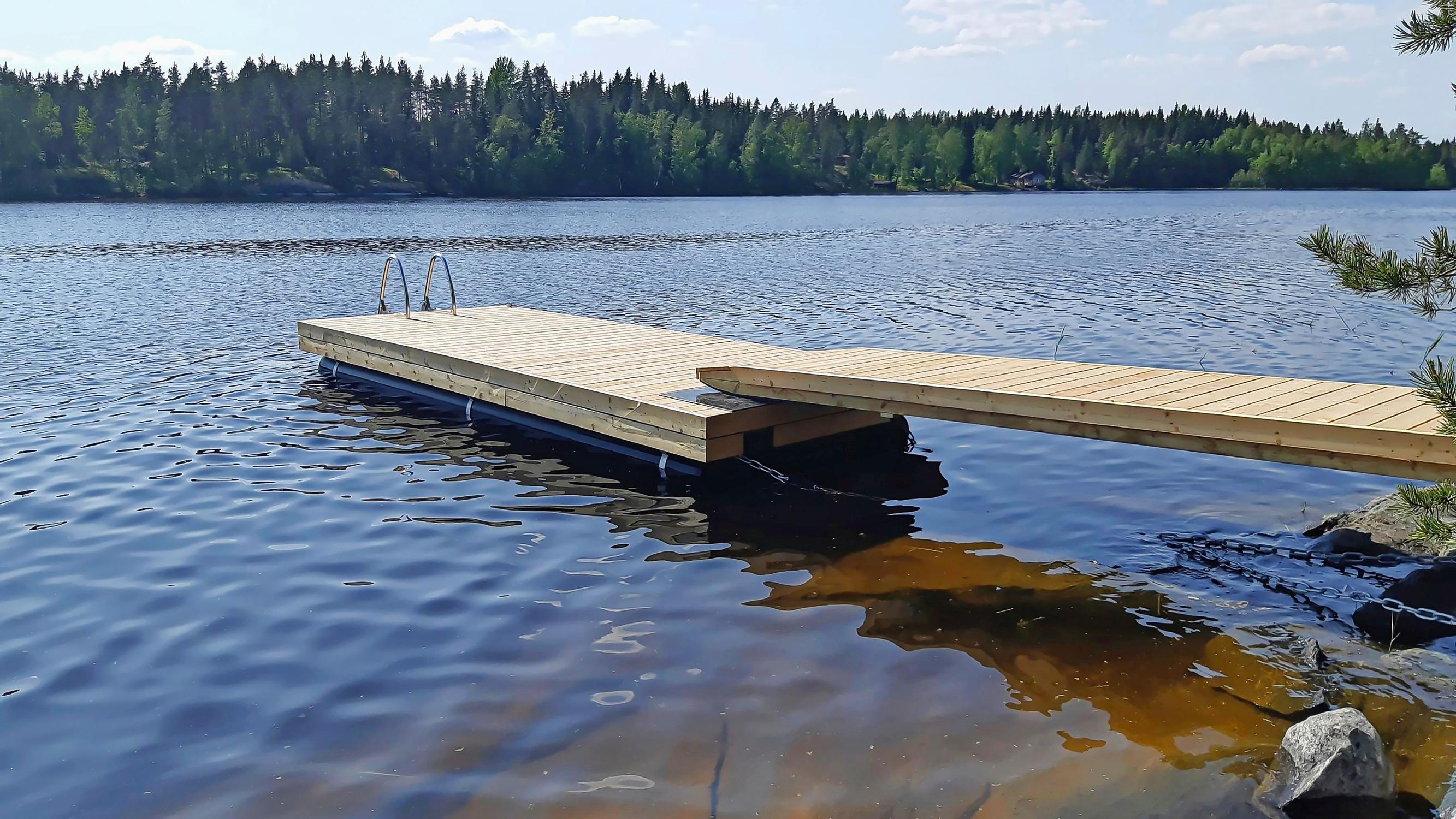 Kahden neljä metriä pitkän putkiponttonin päälle rakennettu laituri Simpukka 1
