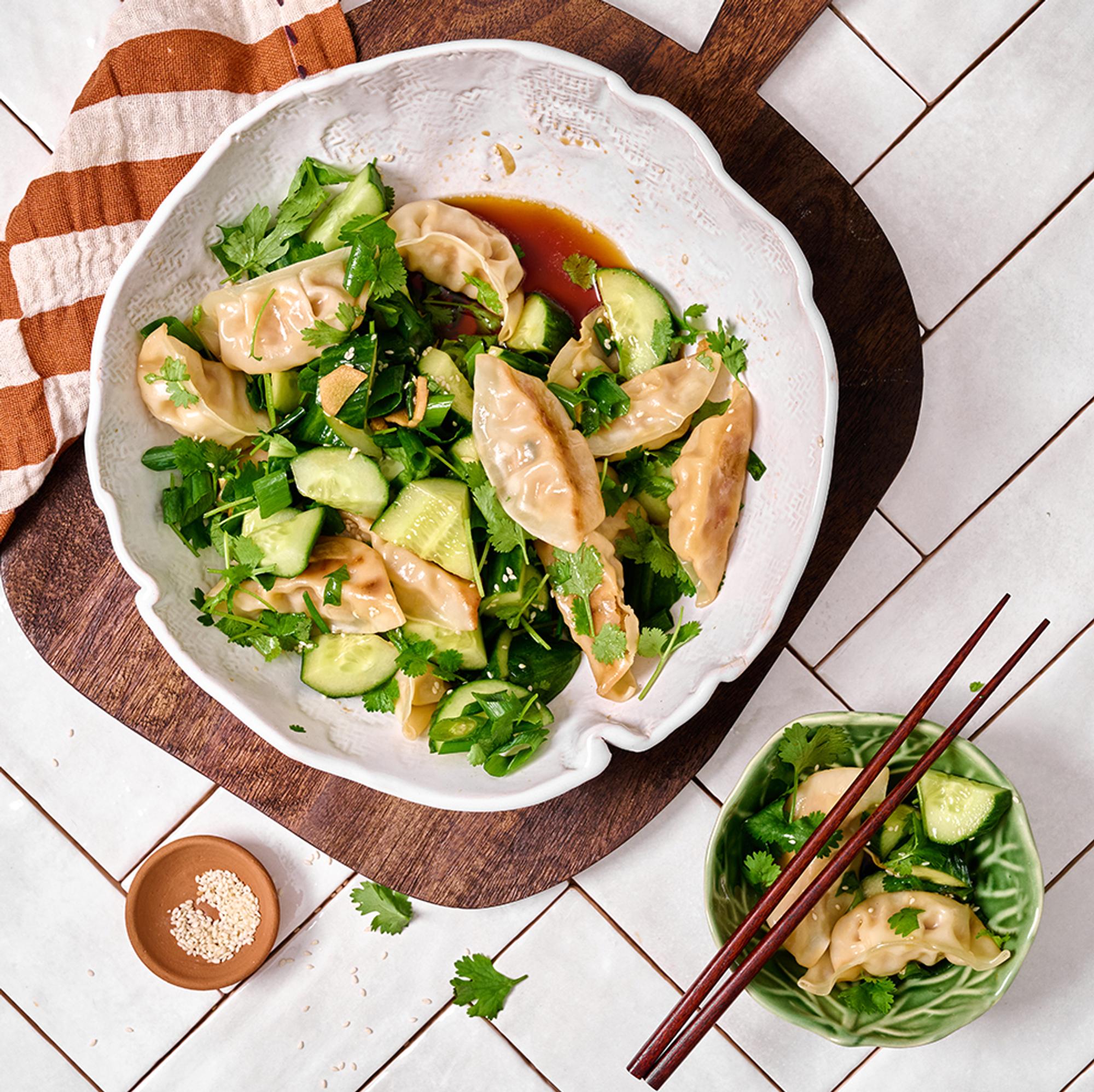 Dumpling-salaattiin syttyy ihana himo, sillä seesamia ja valkosipulia yhdistelevää kastiketta on vaikea vastustaa