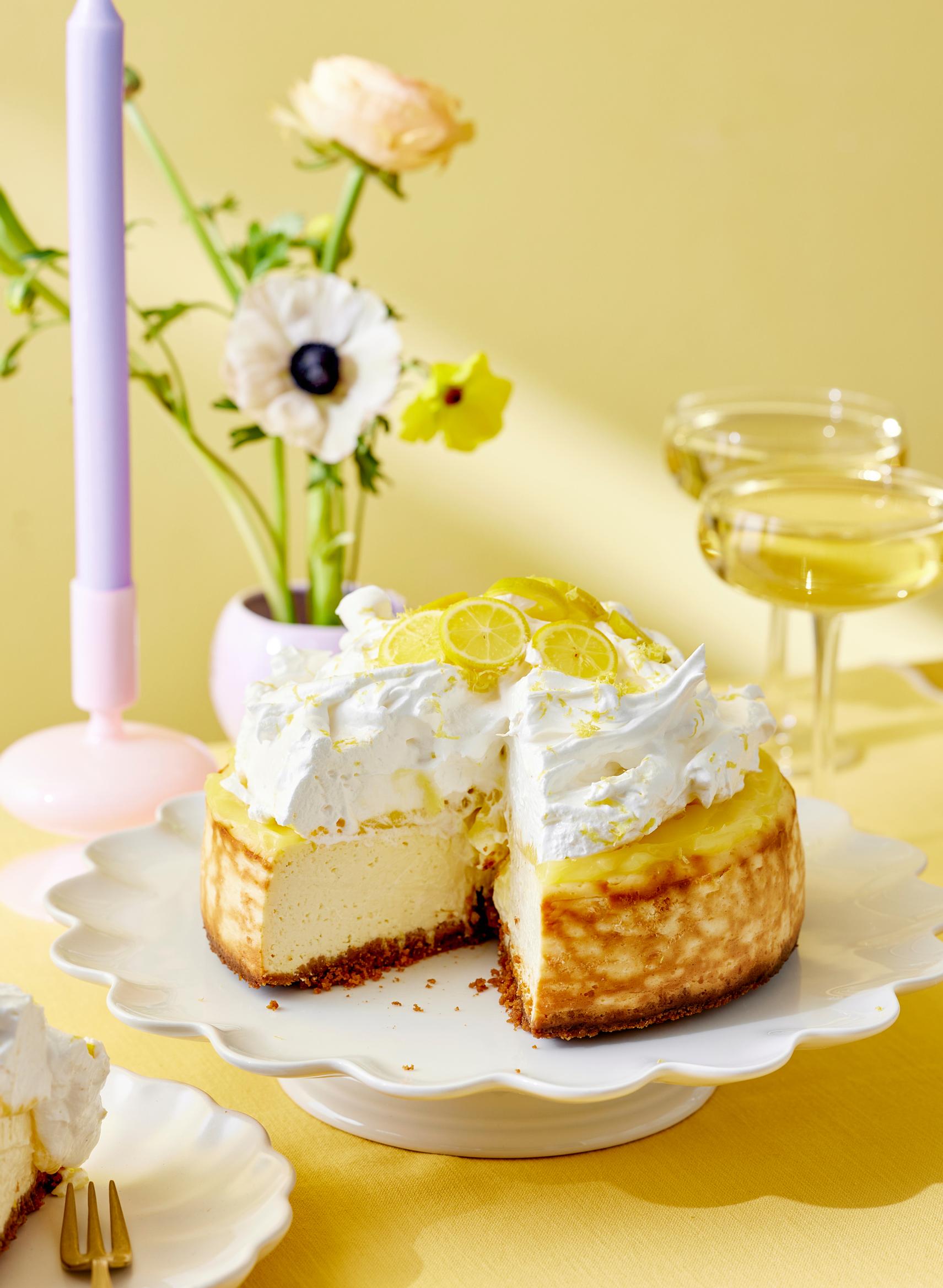 Sitruuna-marenkijuustokakku on muhkea sekä muodoltaan että maultaan – varma valinta juhlapöytään