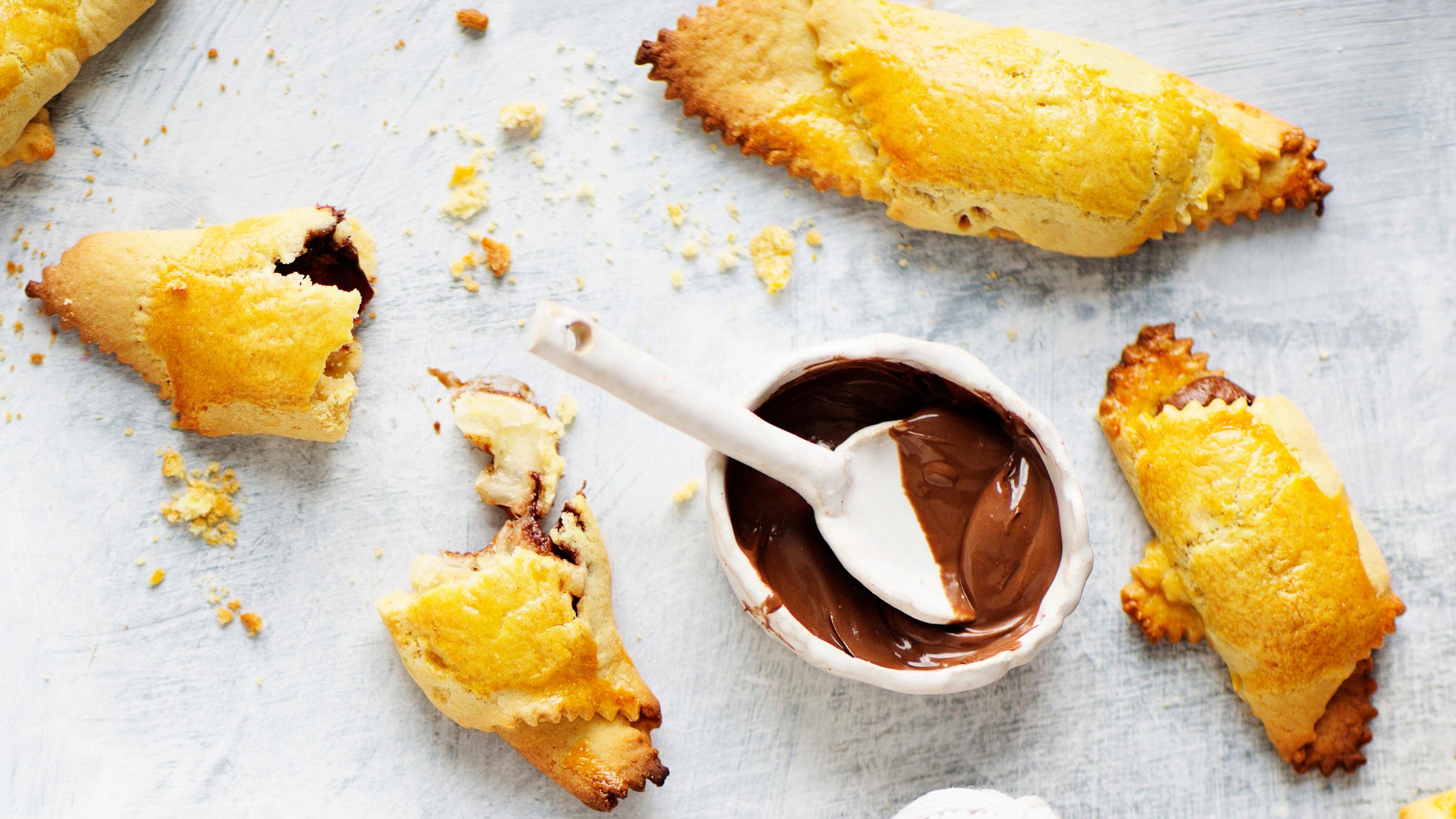Hetkessä valmista! Nutella-sarvet kiepautetaan banaanista, suklaisesta tahnasta ja valmistaikinasta