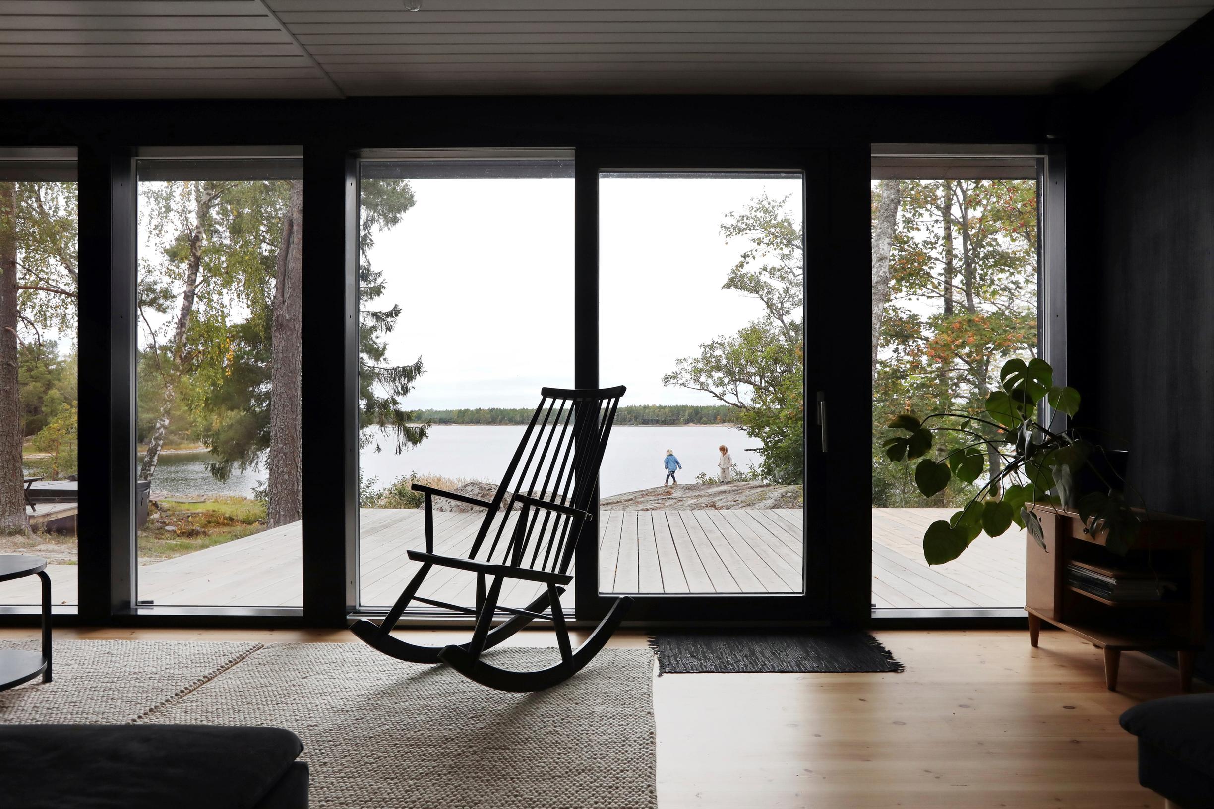Keinutuoli suurten maisemaikkunoiden edessä