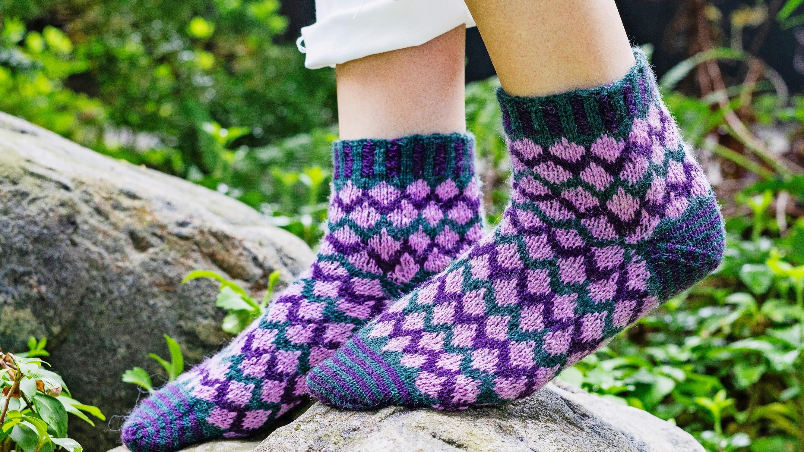 Helpot kuviovillasukat – kolmiväriset salmiakkiruutusukat valmistuvat aloittelevaltakin kirjoneulojalta