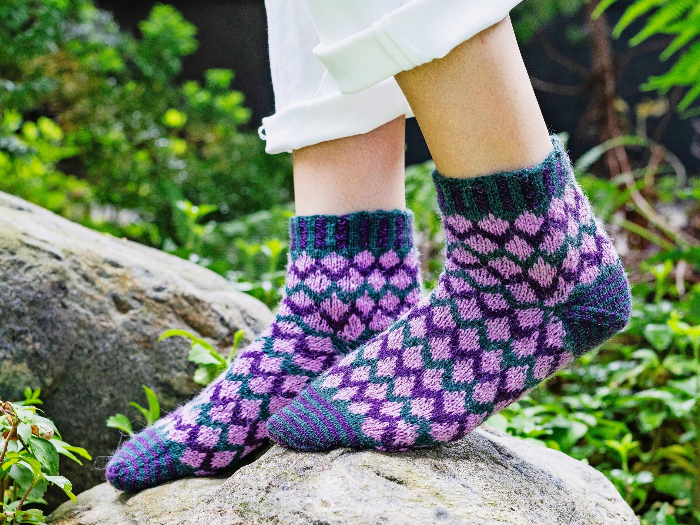 Helpot kuviovillasukat – kolmiväriset salmiakkiruutusukat valmistuvat aloittelevaltakin kirjoneulojalta