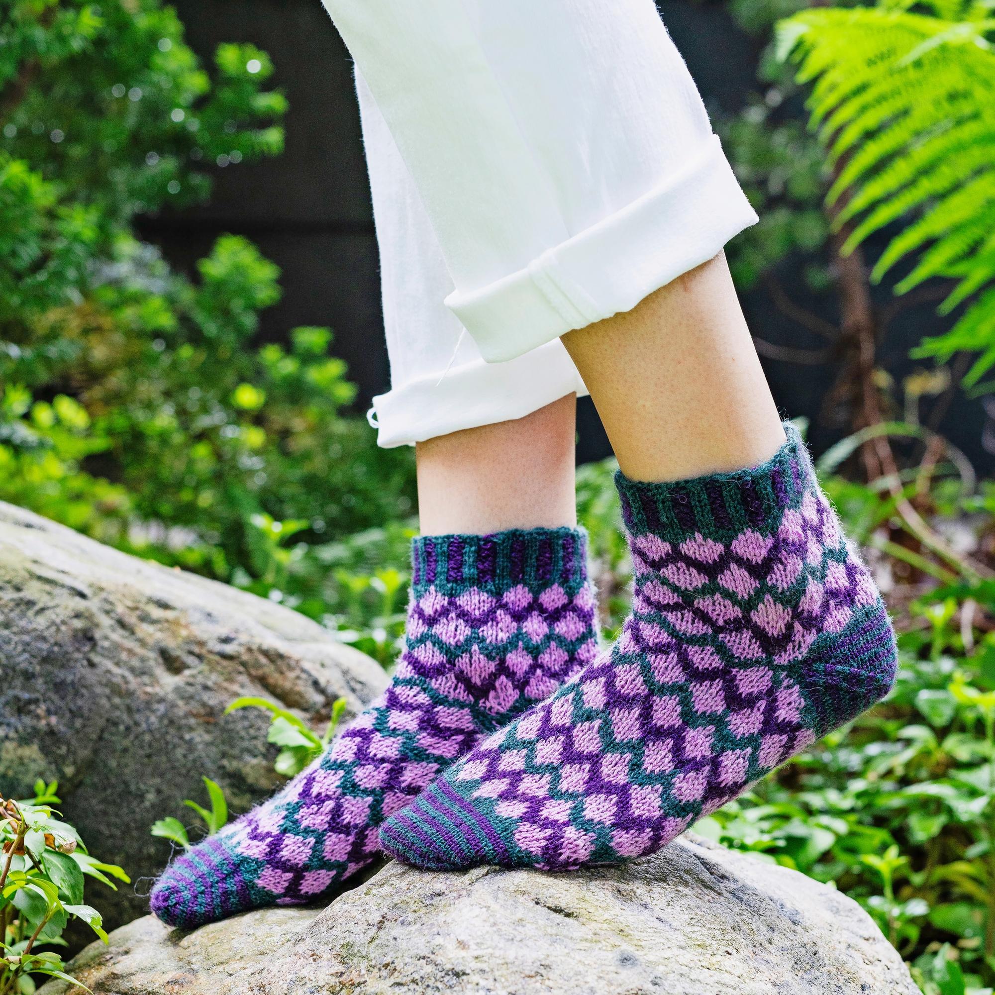 Helpot kuviovillasukat – kolmiväriset salmiakkiruutusukat valmistuvat aloittelevaltakin kirjoneulojalta