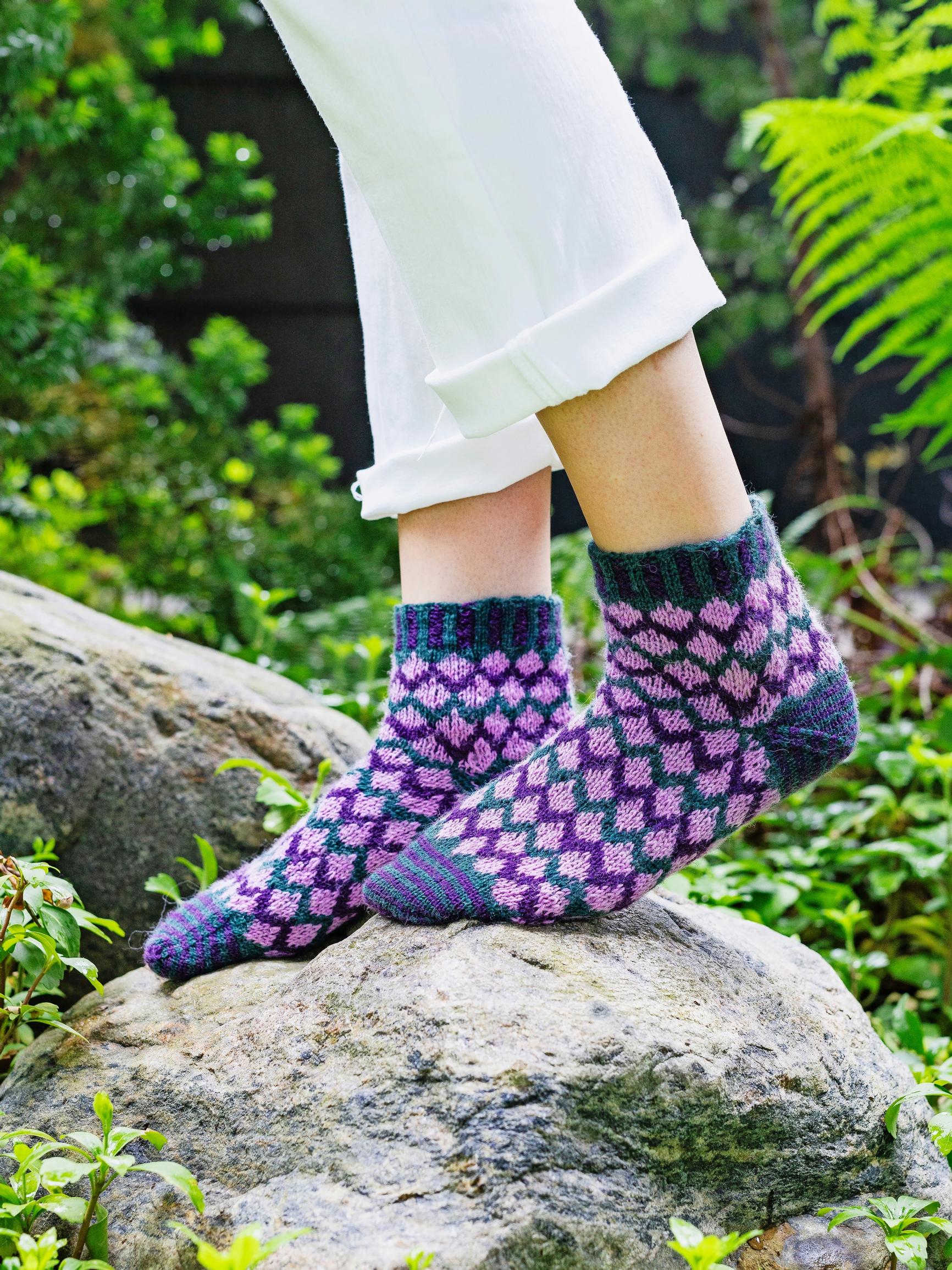 Helpot kuviovillasukat – kolmiväriset salmiakkiruutusukat valmistuvat aloittelevaltakin kirjoneulojalta