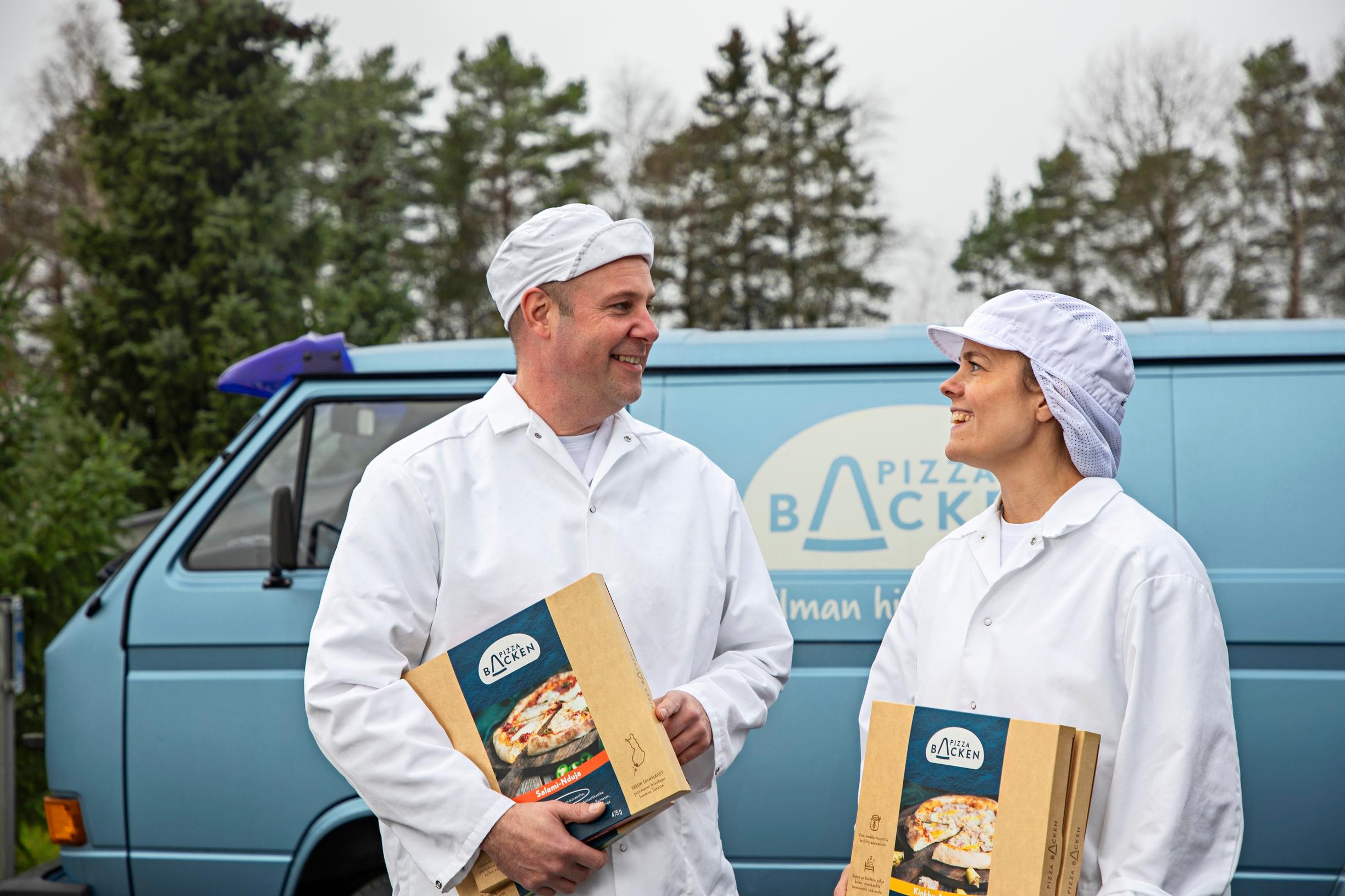 Esa Dahlström ja Pia Lähde Pizza Backenin tehtaalla.