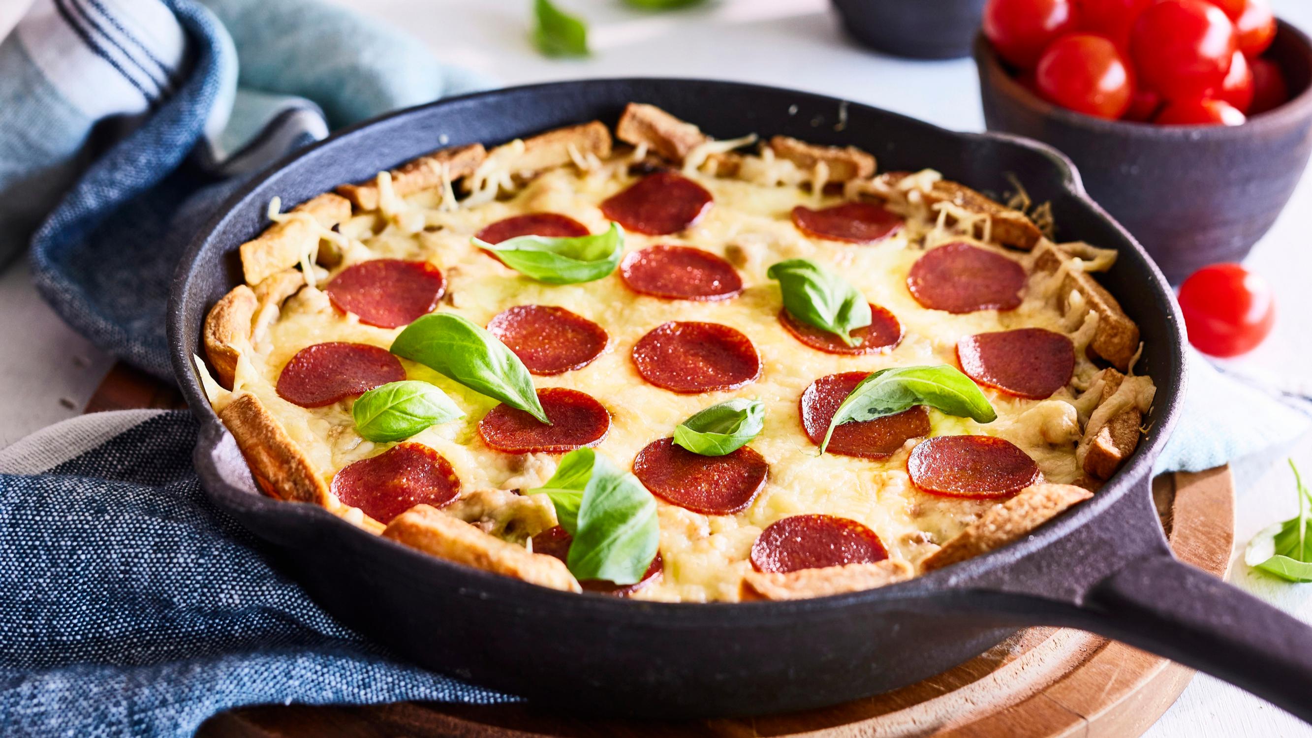 Ranskispannupizza uunista ulos! Tämä viljaton pizzapohja yllättää
