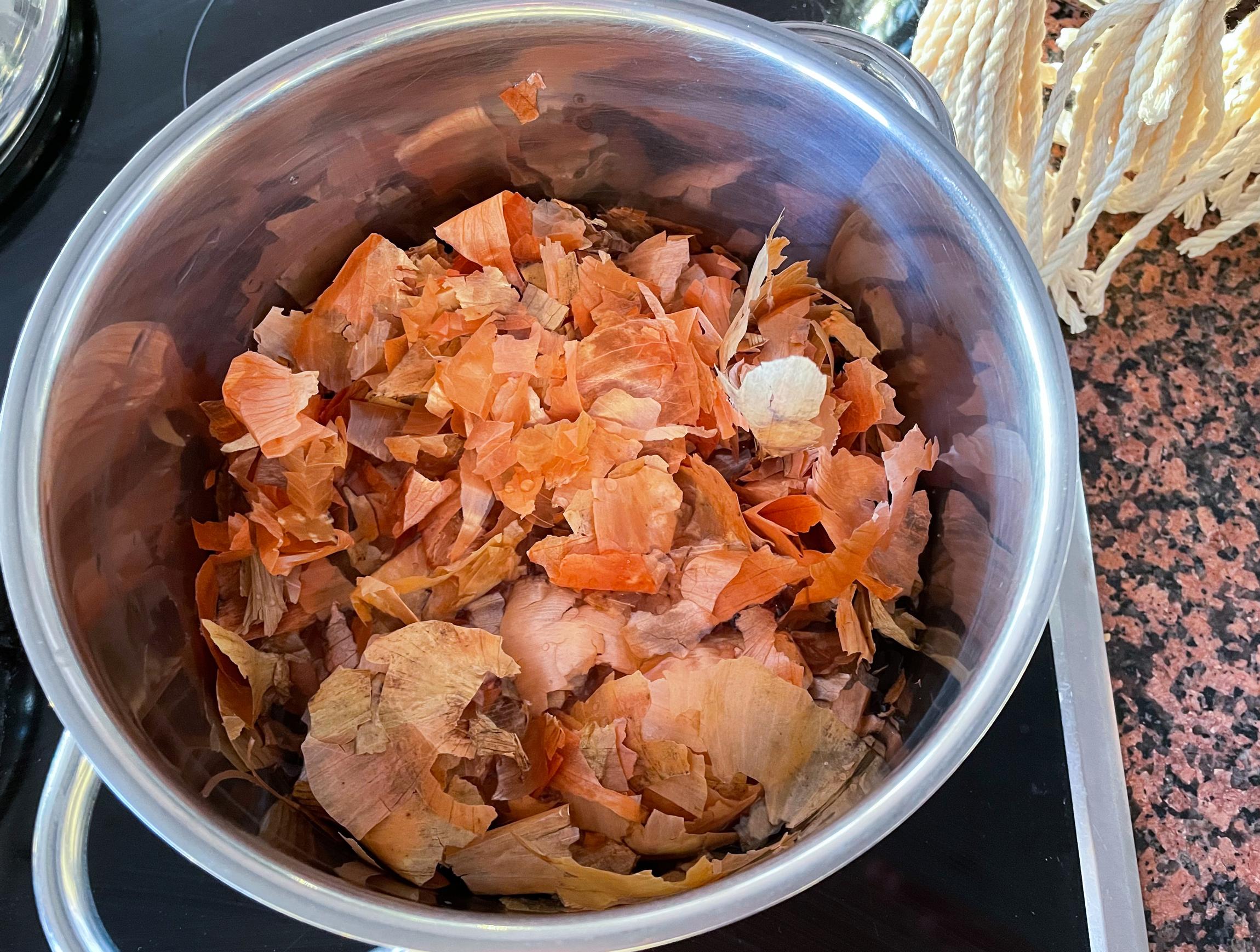 Sipulinkuorien keittäminen
