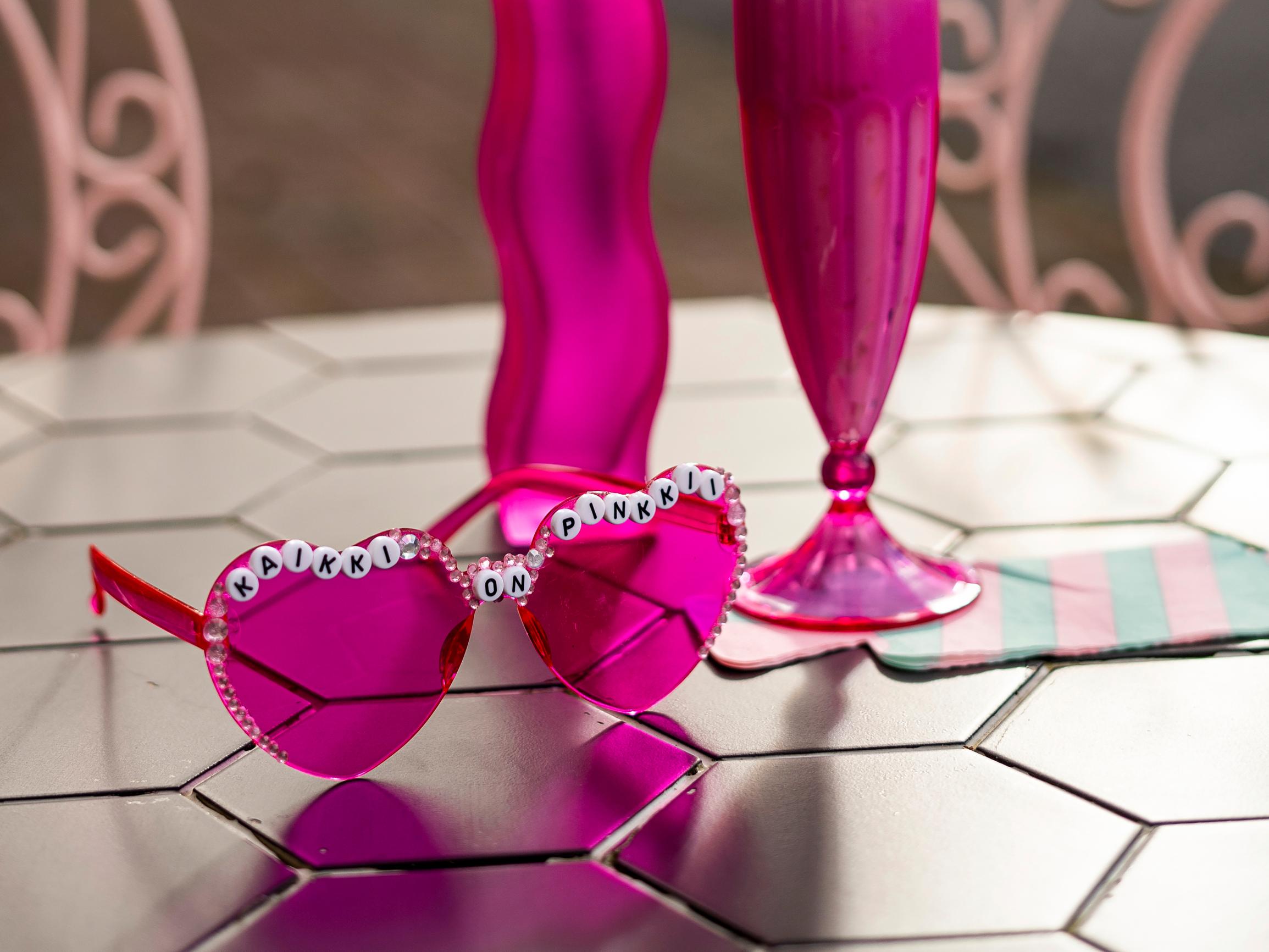 Kaikki on pinkkii! Koristele aurinkolasit juhlafiilikseen kirjainhelmillä ja timanteilla