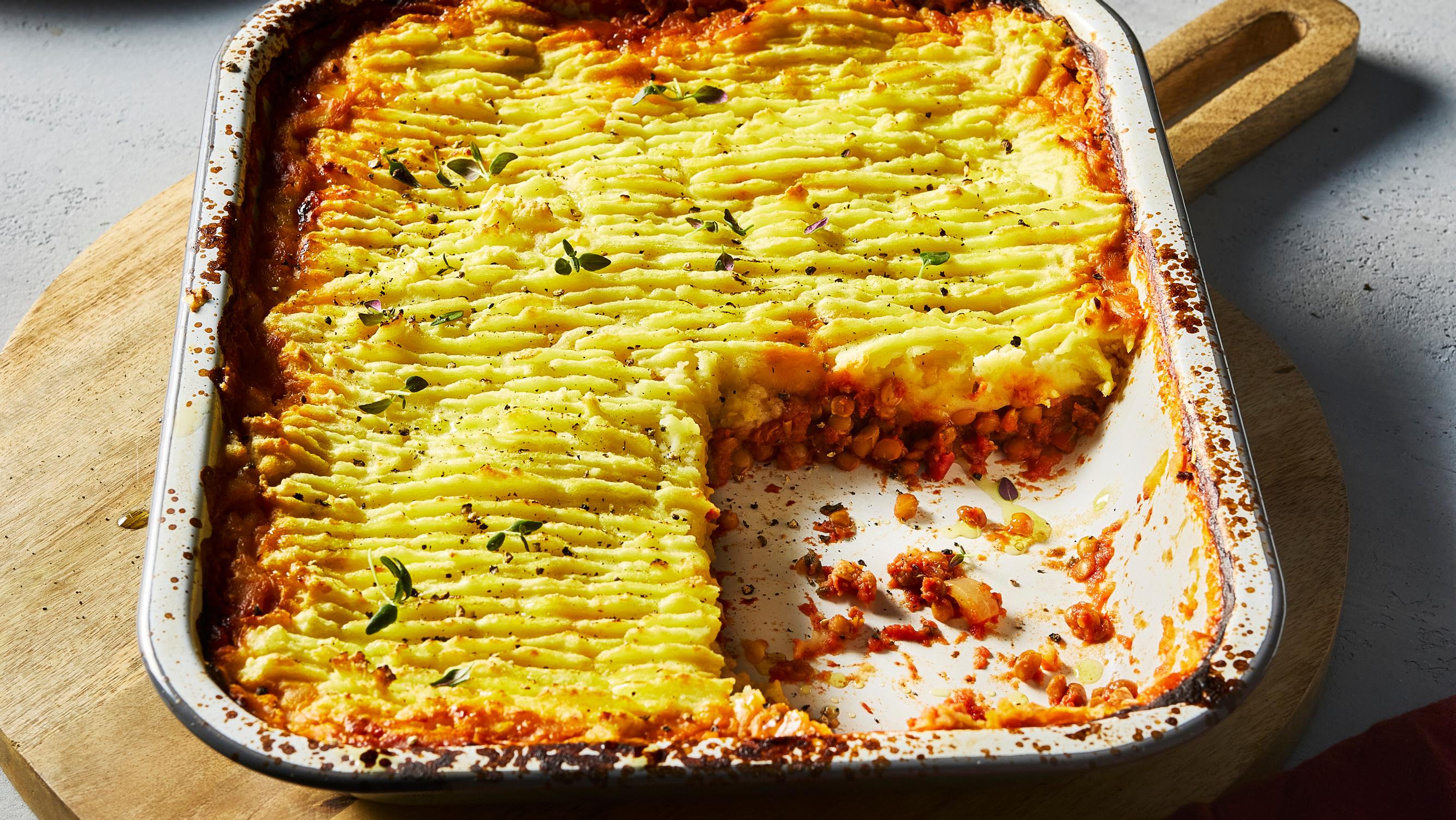 Vegaaninen shepherd's pie eli paimenen paistos kätkee sisäänsä mausteisen linssikastikkeen