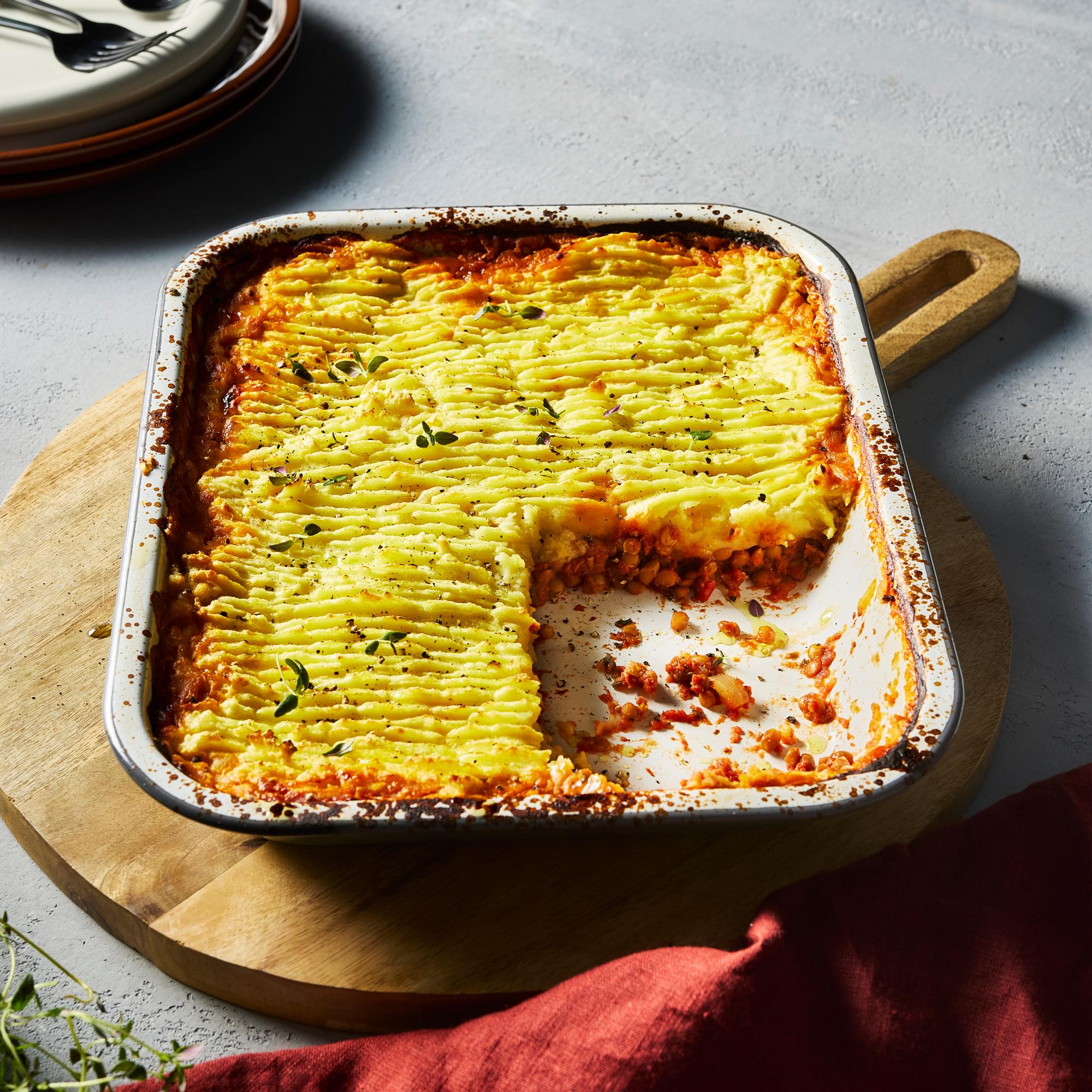 Vegaaninen shepherd's pie eli paimenen paistos kätkee sisäänsä mausteisen linssikastikkeen