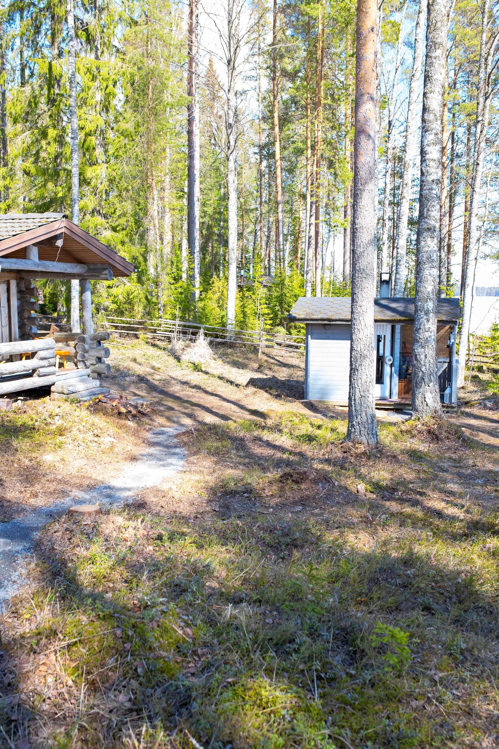 Ennen-kuva pihasaunasta vanhalla paikallaan