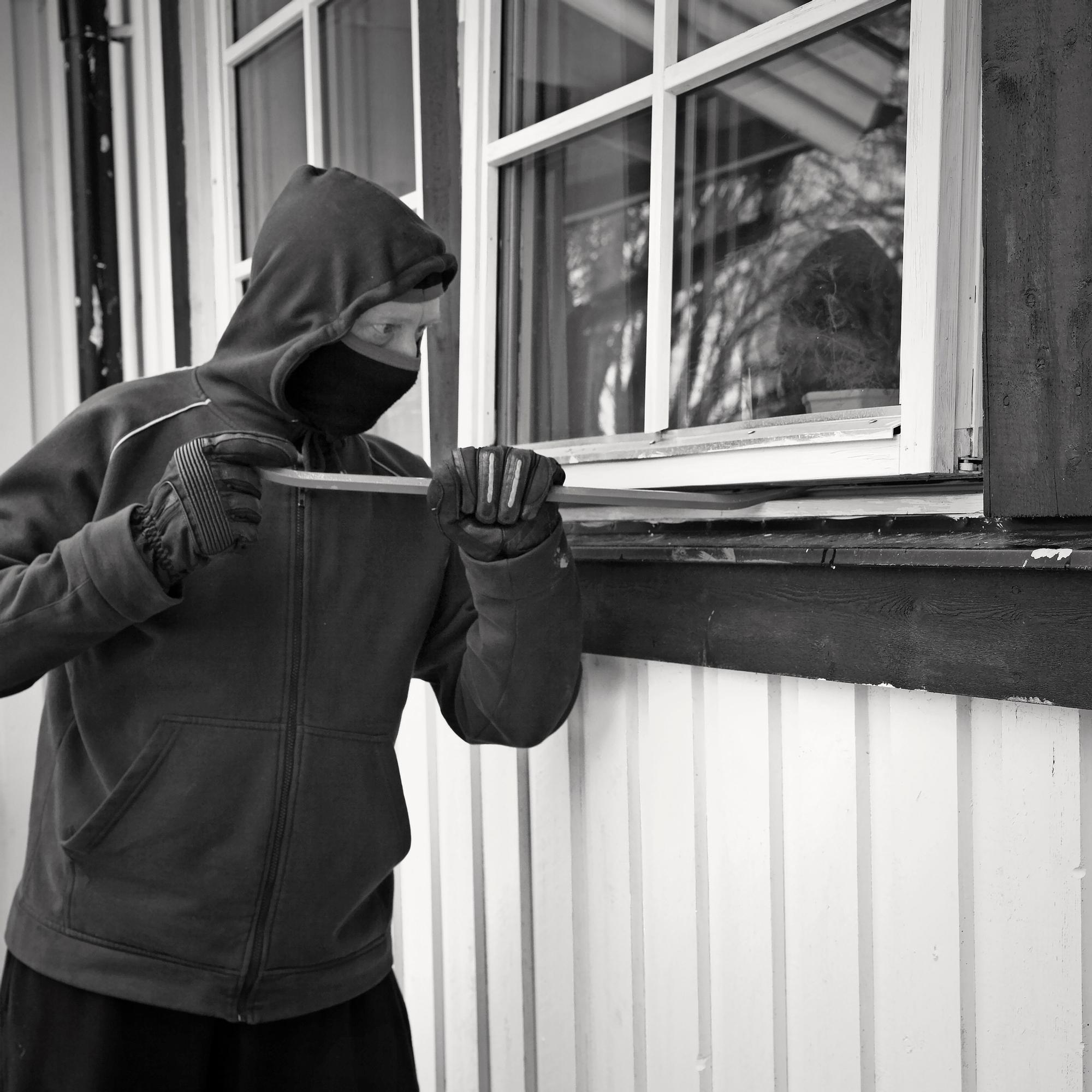 Ikkunat rikki ja tavarat hujan hajan –  ”Nyt pelottaa mennä koko taloon”, mökkimurron kokenut Marja kertoo