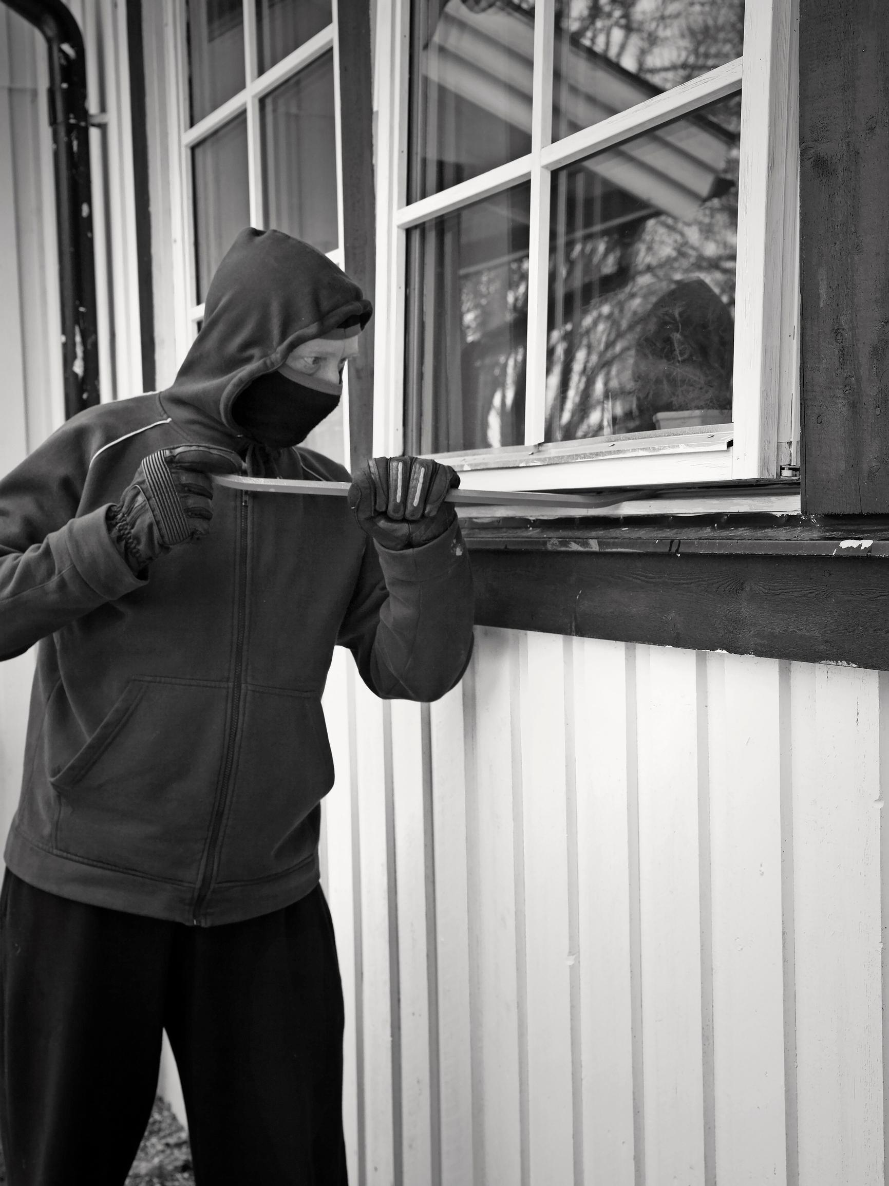 Ikkunat rikki ja tavarat hujan hajan –  ”Nyt pelottaa mennä koko taloon”, mökkimurron kokenut Marja kertoo