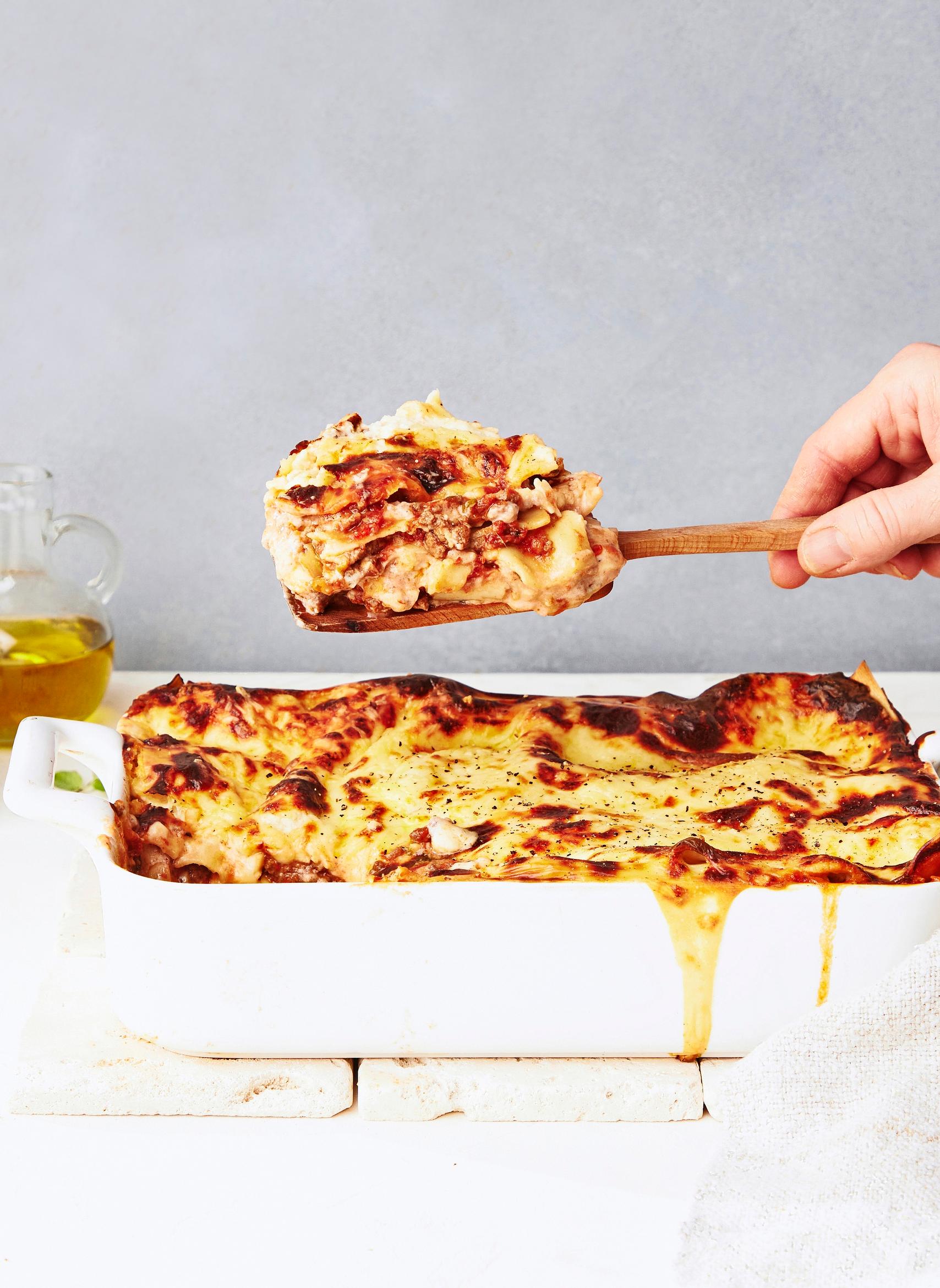 Lasagne, josta otetaan juuri kauhallista.
