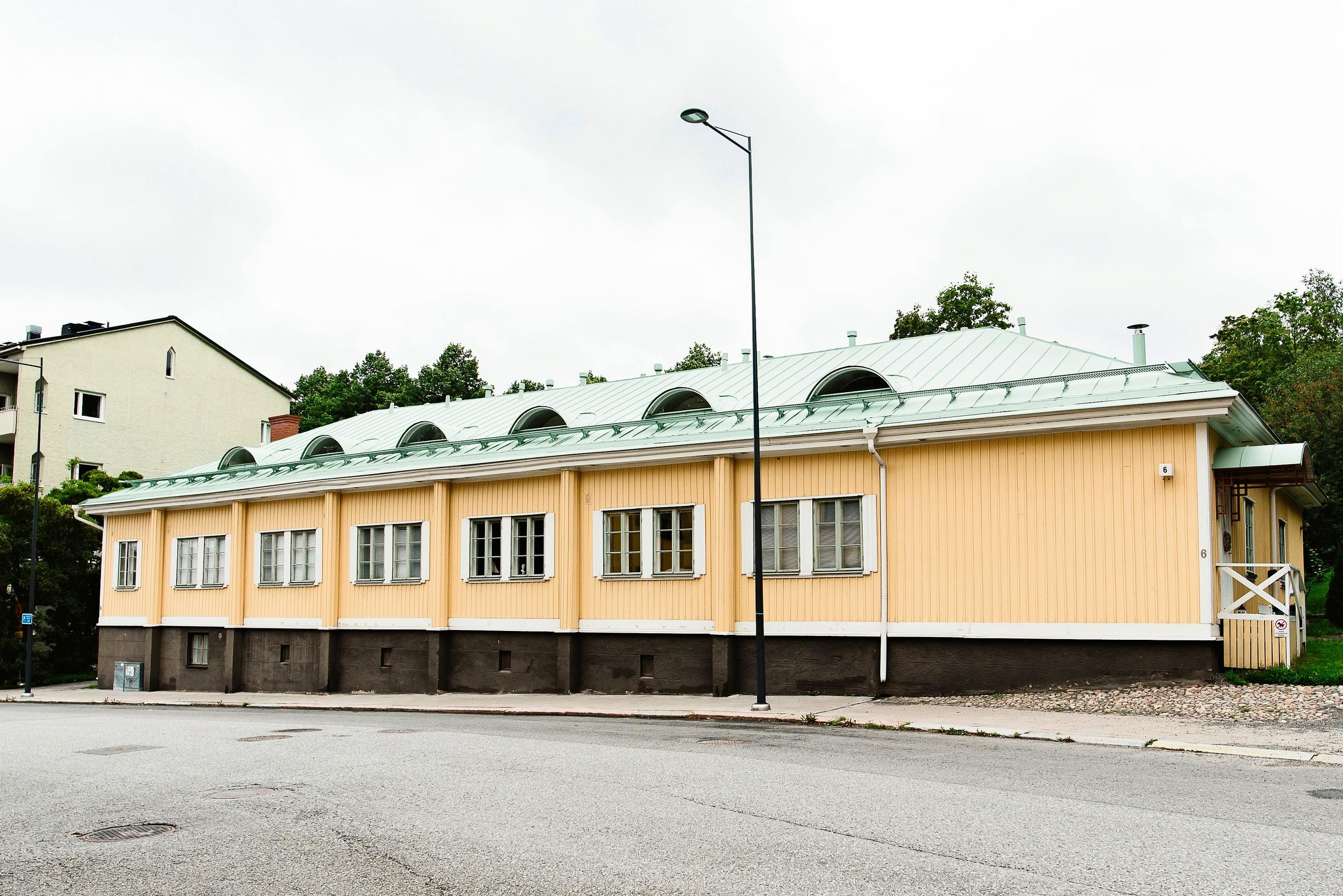Lähes satavuotias entinen toimi­upseeri­kerho ulkoa