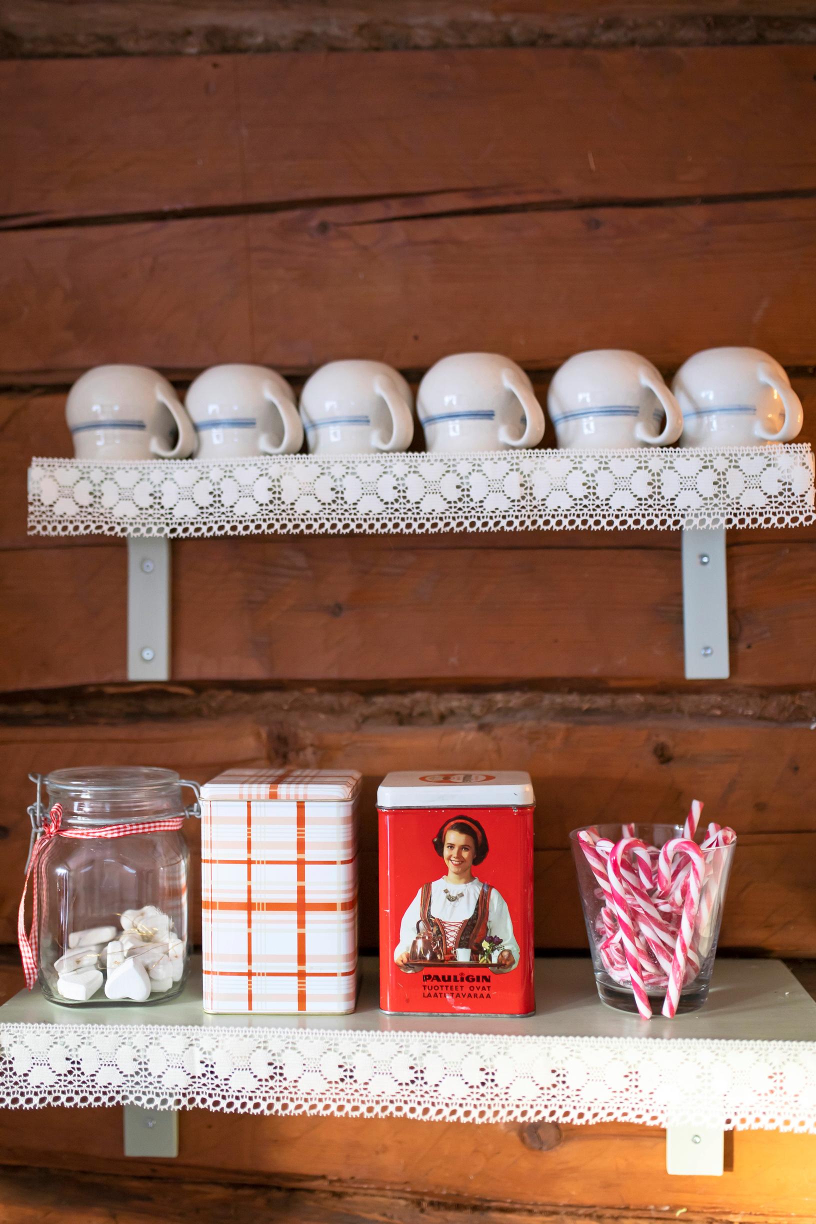 Avohyllyillä on kahvikuppien lisäksi peltipurkkeja