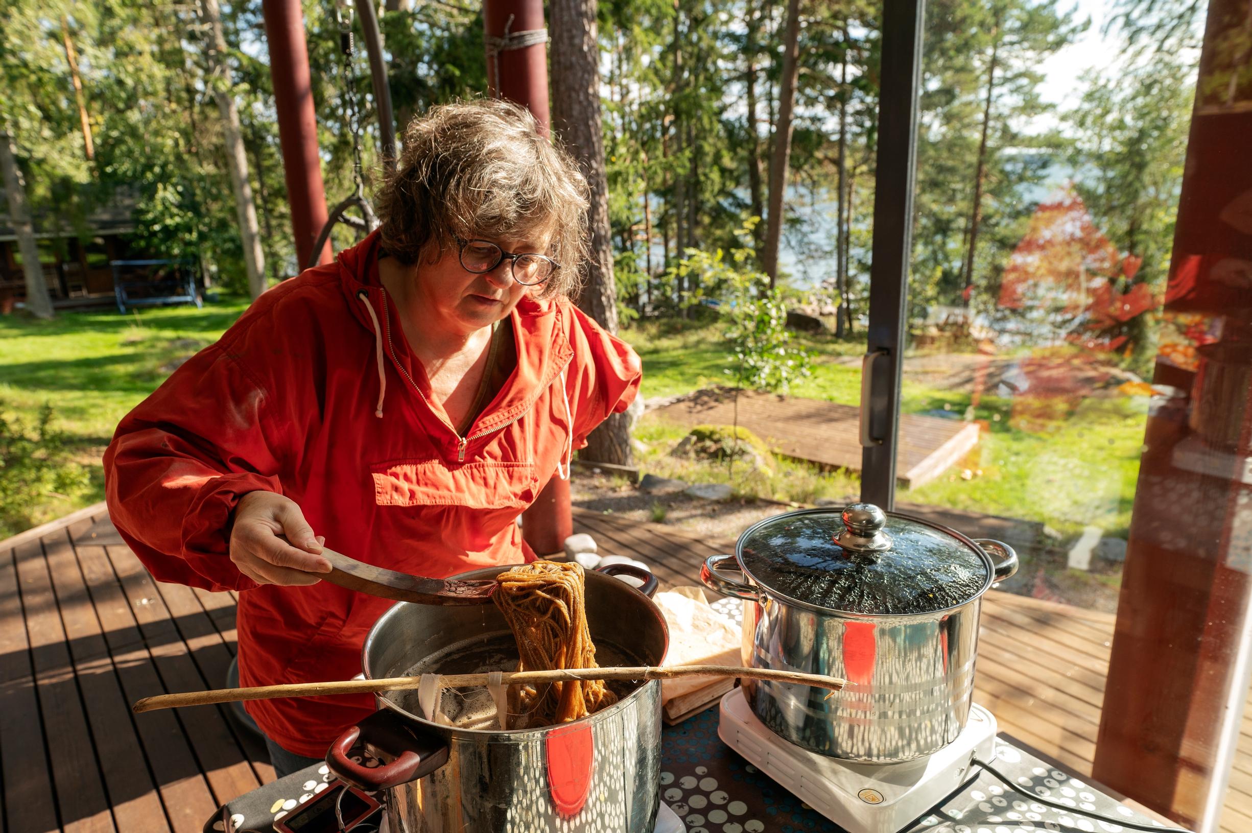 Tiina Pohjanpelto värjää lankaa kattiloissa