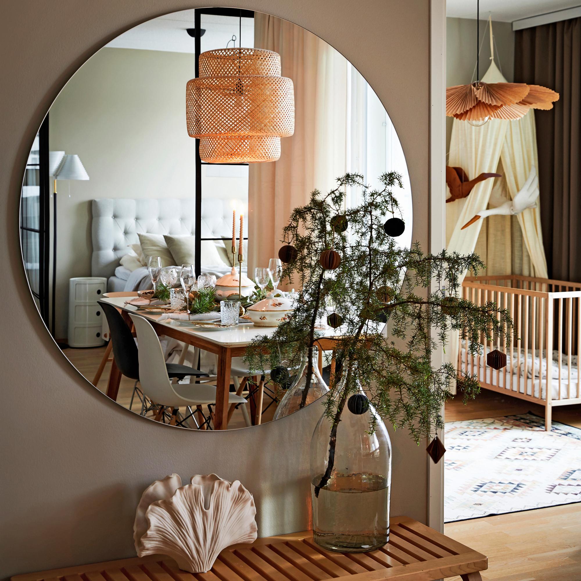 Anna taittelee paperista trendikkäitä lampunvarjostimia, mobileja ja koristeita – kurkkaa nelilapsisen perheen tunnelmalliseen kotiin!