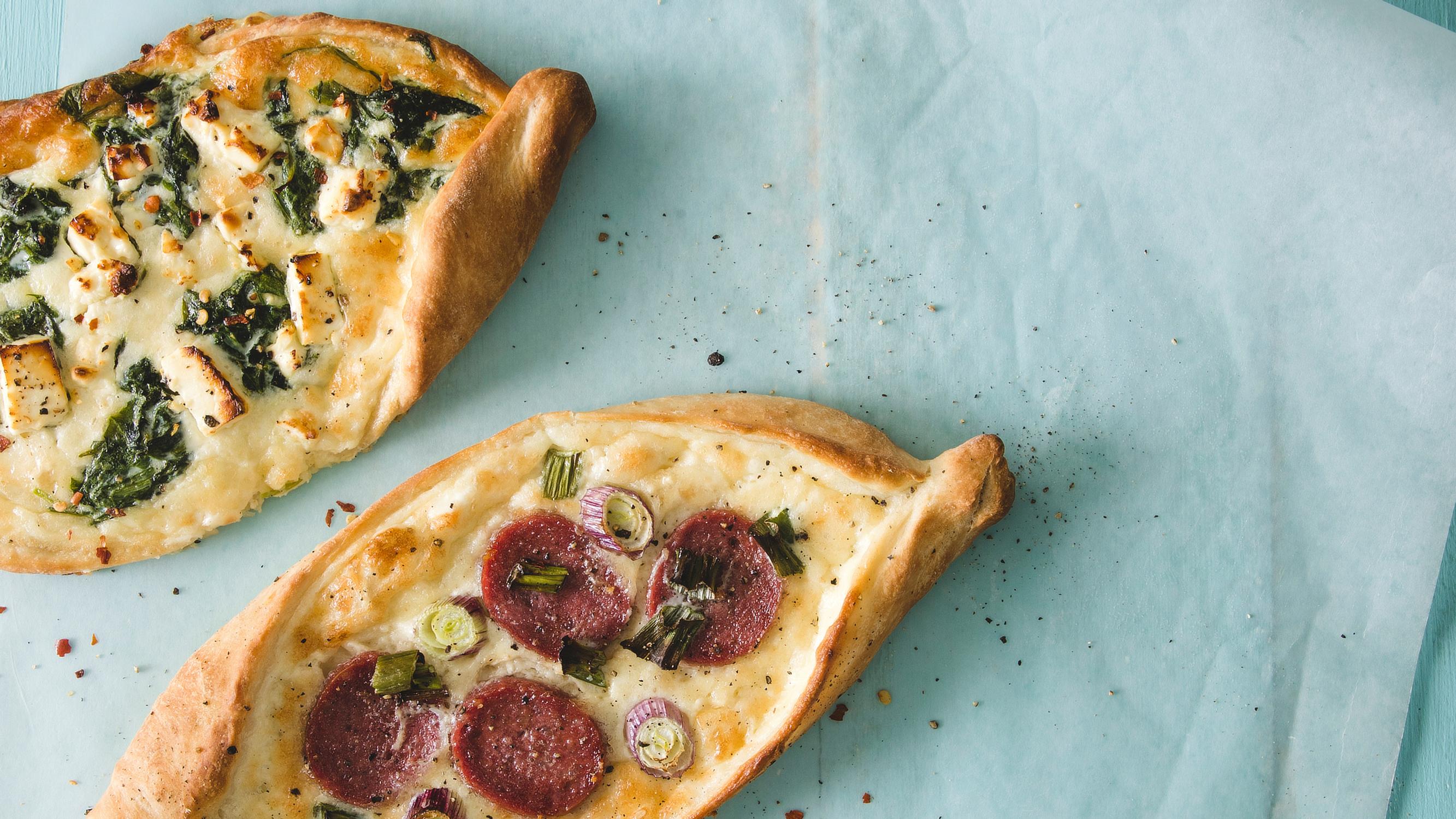 Pizzaa vai piirakkaa? Turkkilainen pide on herkullinen yhdistelmä molempia!