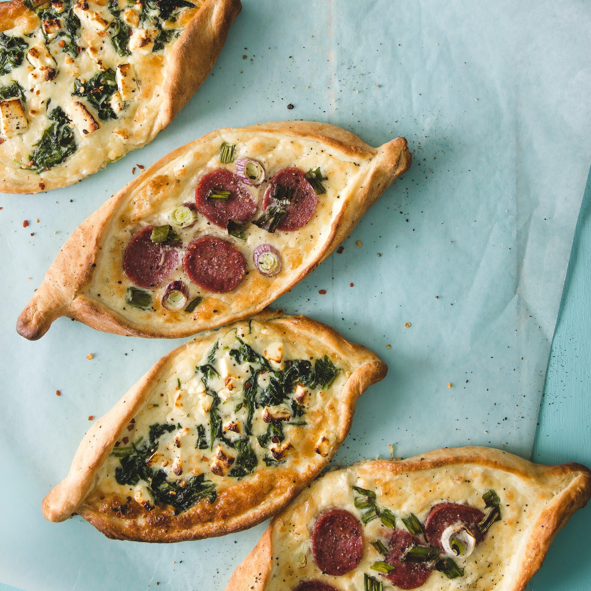 Pizzaa vai piirakkaa? Turkkilainen pide on herkullinen yhdistelmä molempia!