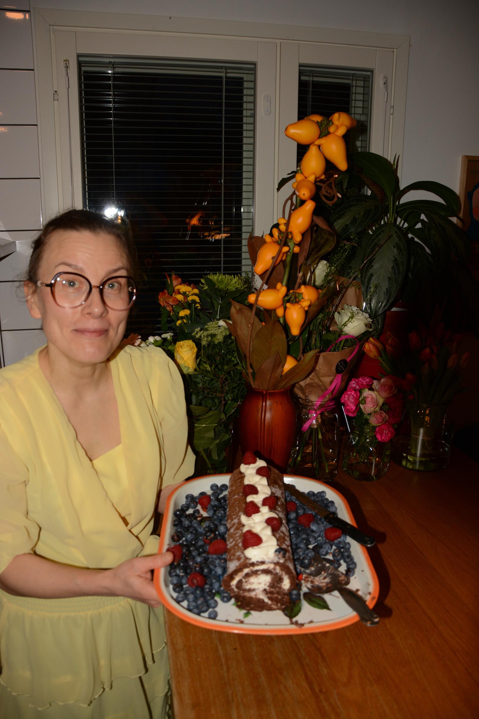 Saara Törmä kääretortun kera.