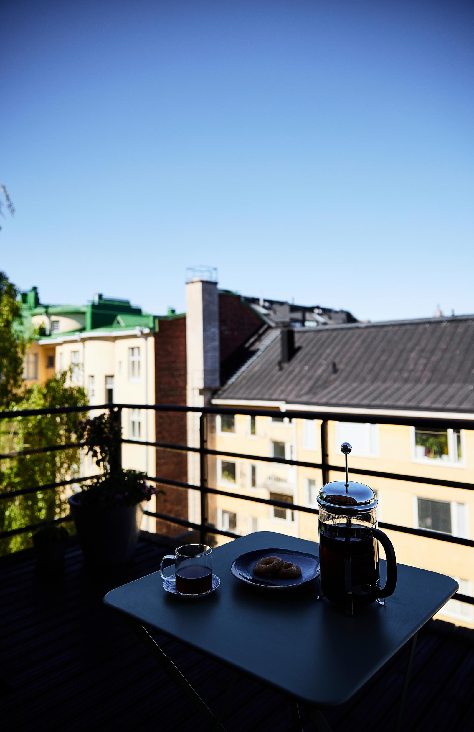 Terassilta näkymä Helsingin Punavuoren katoille.