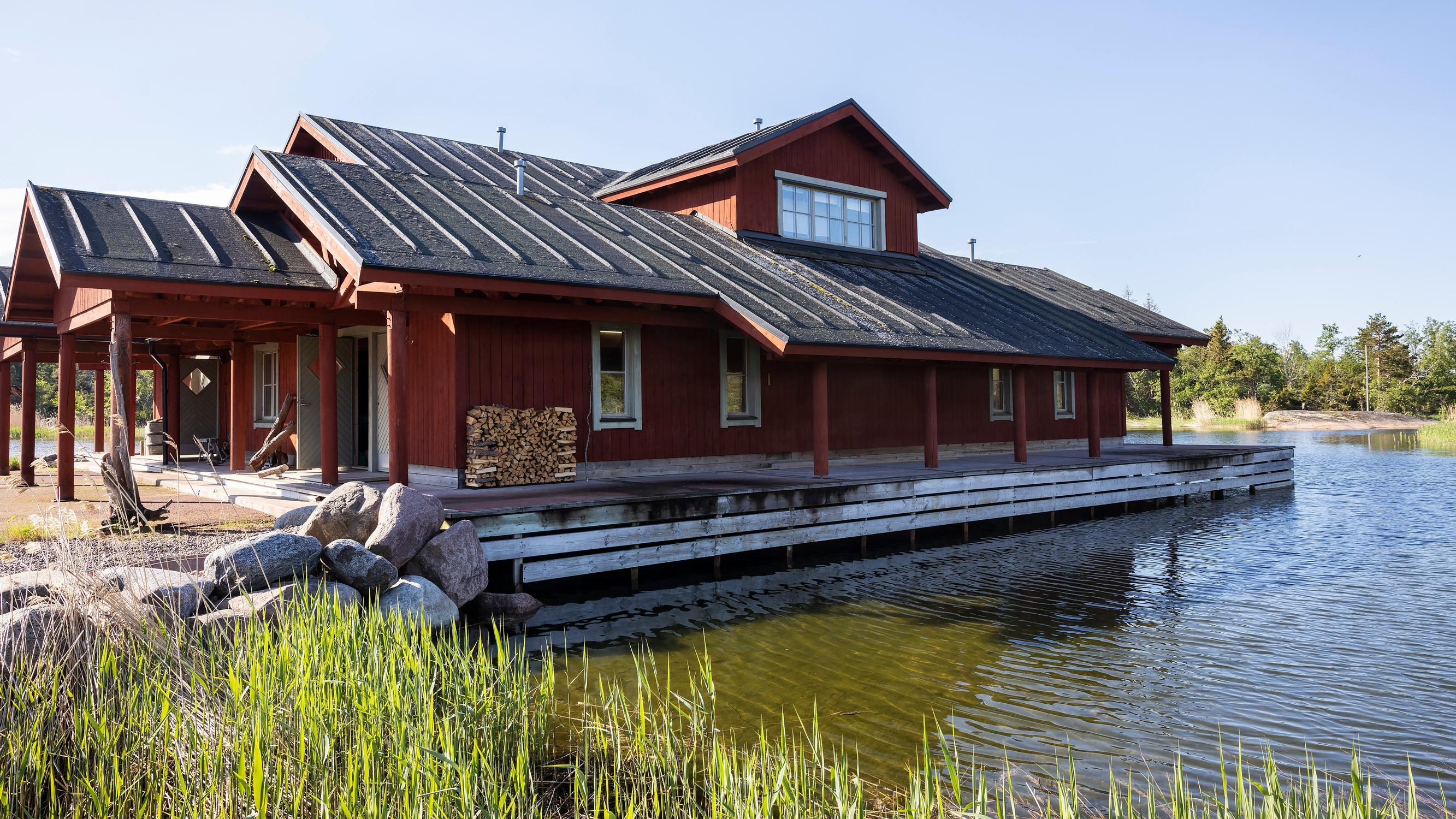 400 neliön venevaja Ahvenanmaalla on Benitan ja Peon vapaa-ajankoti – ”Katto tekee tilasta erikoisen”