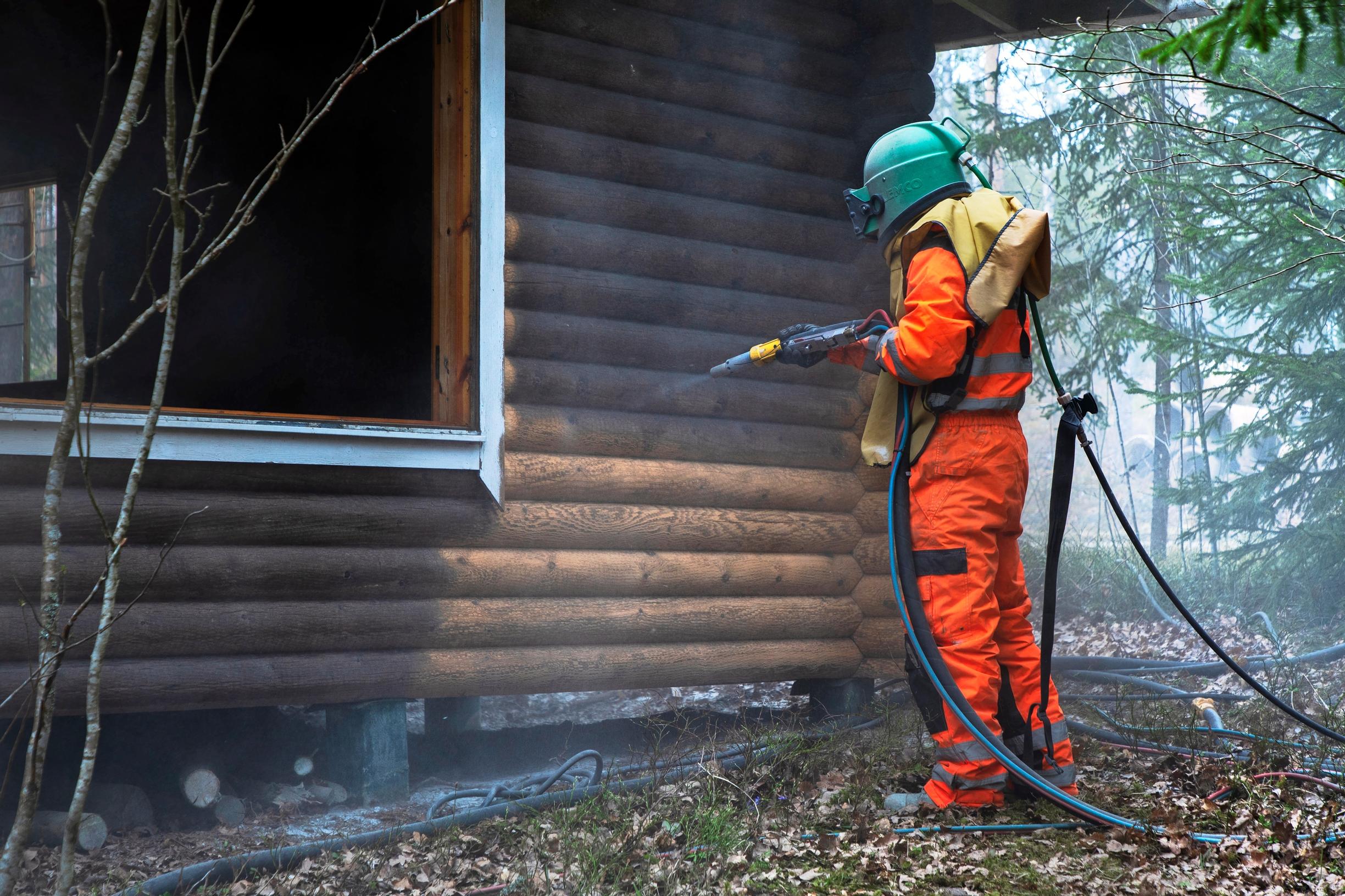 Hirsiseinän puhdistus lasimurskapuhalluksella