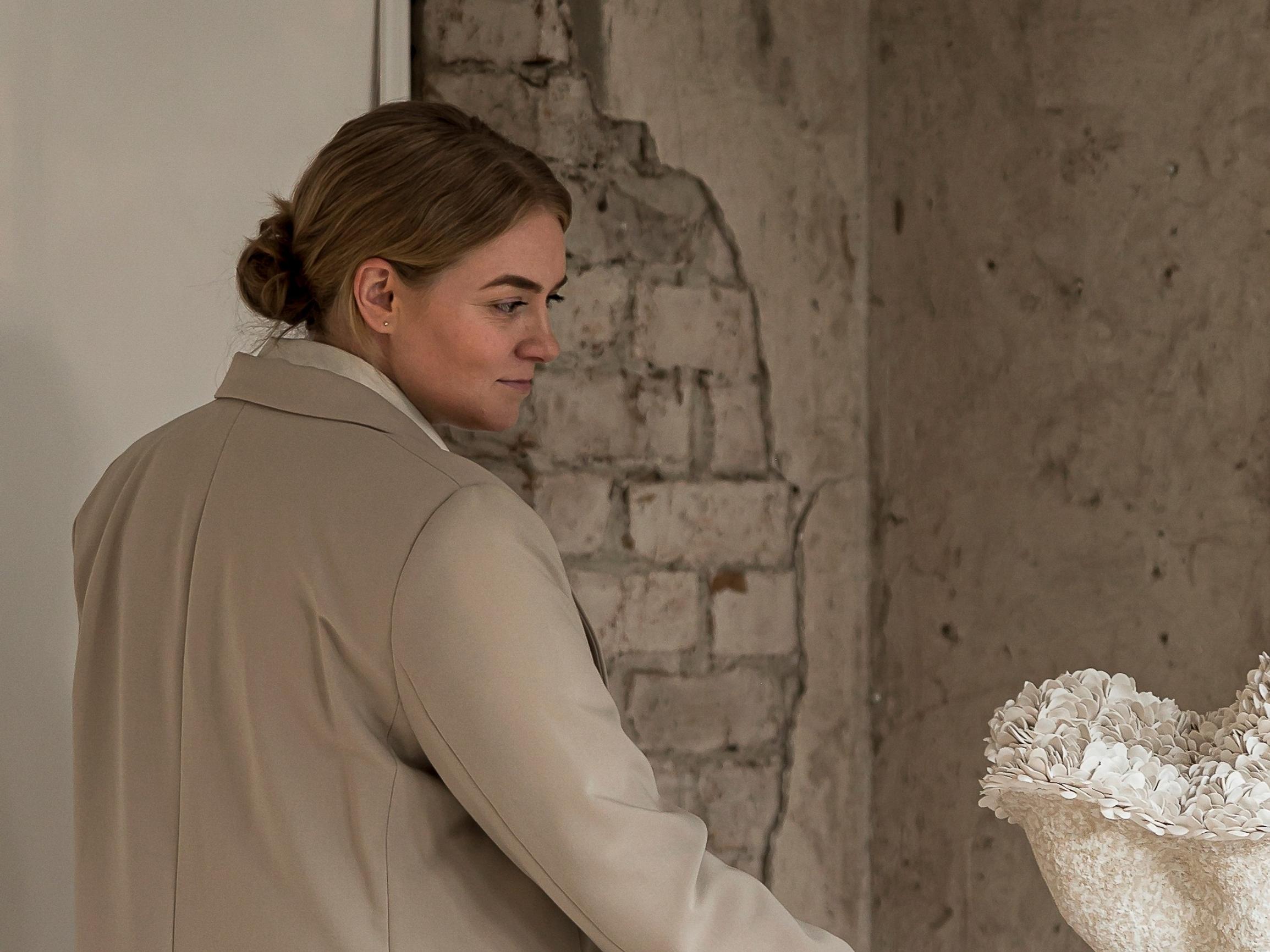 Hanna Heino asui kuukausia hylätyssä autiotalossa tekemässä veistoksiaan – vain ateljeessa oli ikkunat paikoillaan: ”Halusin kokea jotain täysin erilaista” 