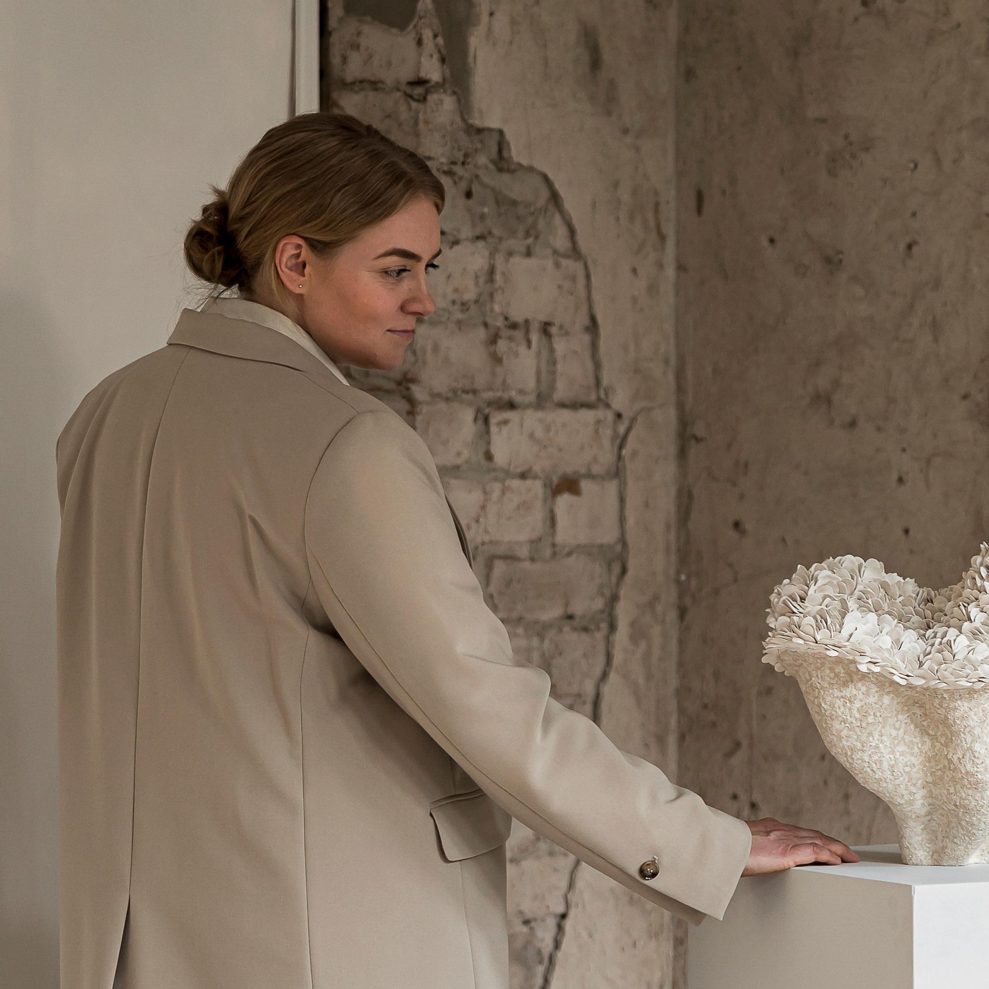 Hanna Heino asui kuukausia hylätyssä autiotalossa tekemässä veistoksiaan – vain ateljeessa oli ikkunat paikoillaan: ”Halusin kokea jotain täysin erilaista” 