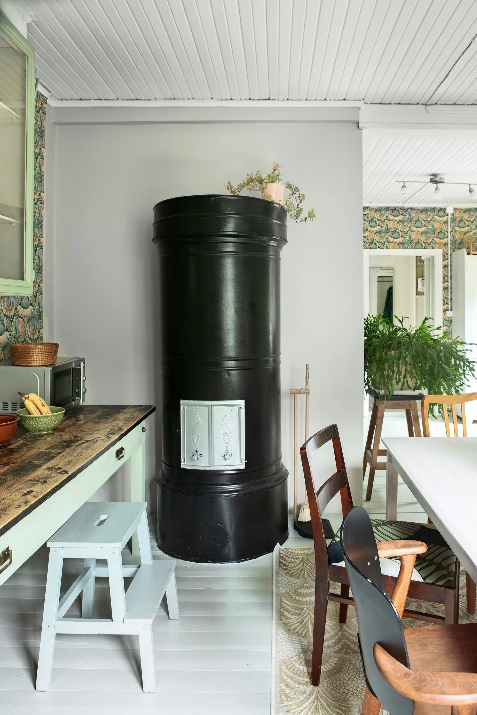 Musta pönttöuuni keittiössä