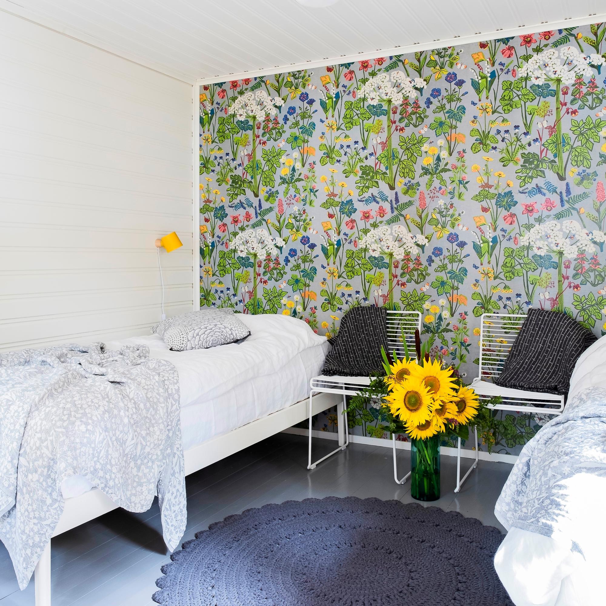 Pihavarasto puhkesi kukkaan! Sotkuisesta varastosta remontoitiin kaunis vierasmökki – kesäinen tapetti viimeistelee raikkaan ilmeen 