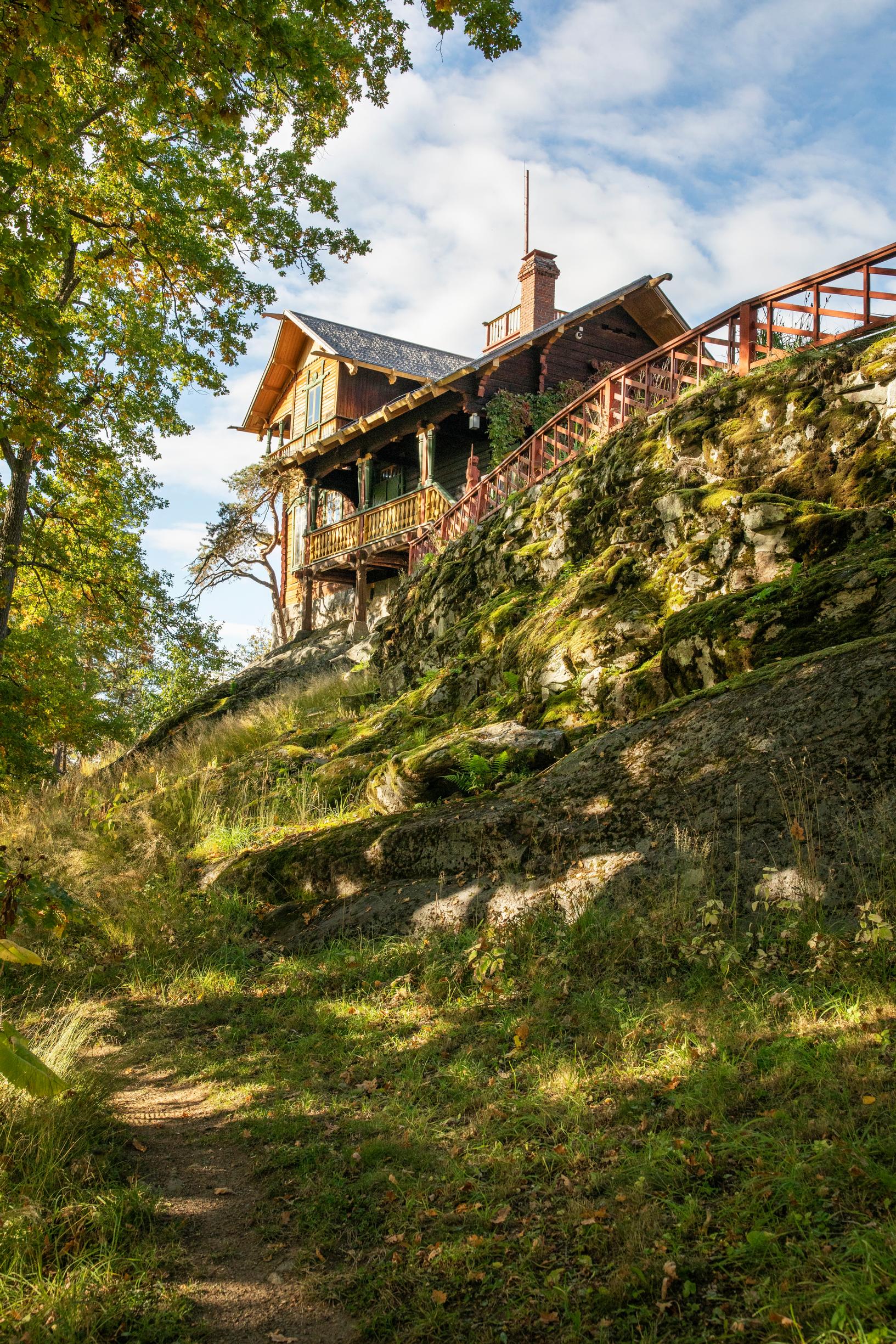 Visavuori on taiteilijan erämaahuvila.