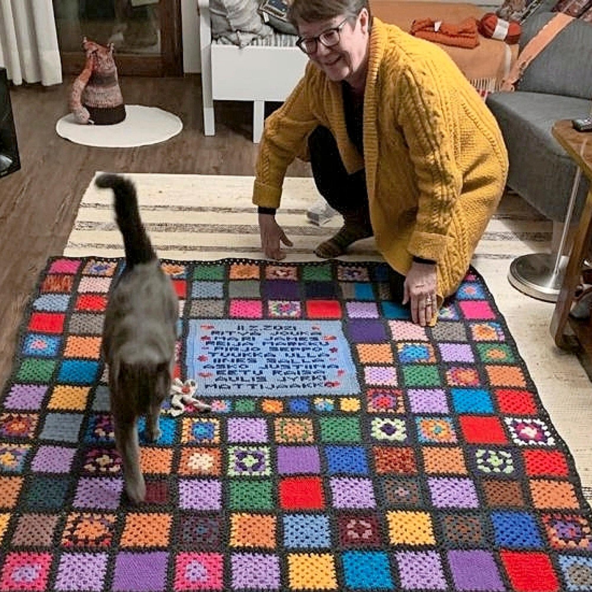 Koko suku virkkasi Sakarille 90-vuotislahjaksi peiton, josta tuli myös hänen taivaspeittonsa: ”Oma isoäidinneliö ukin peitossa oli kunnia-asia”