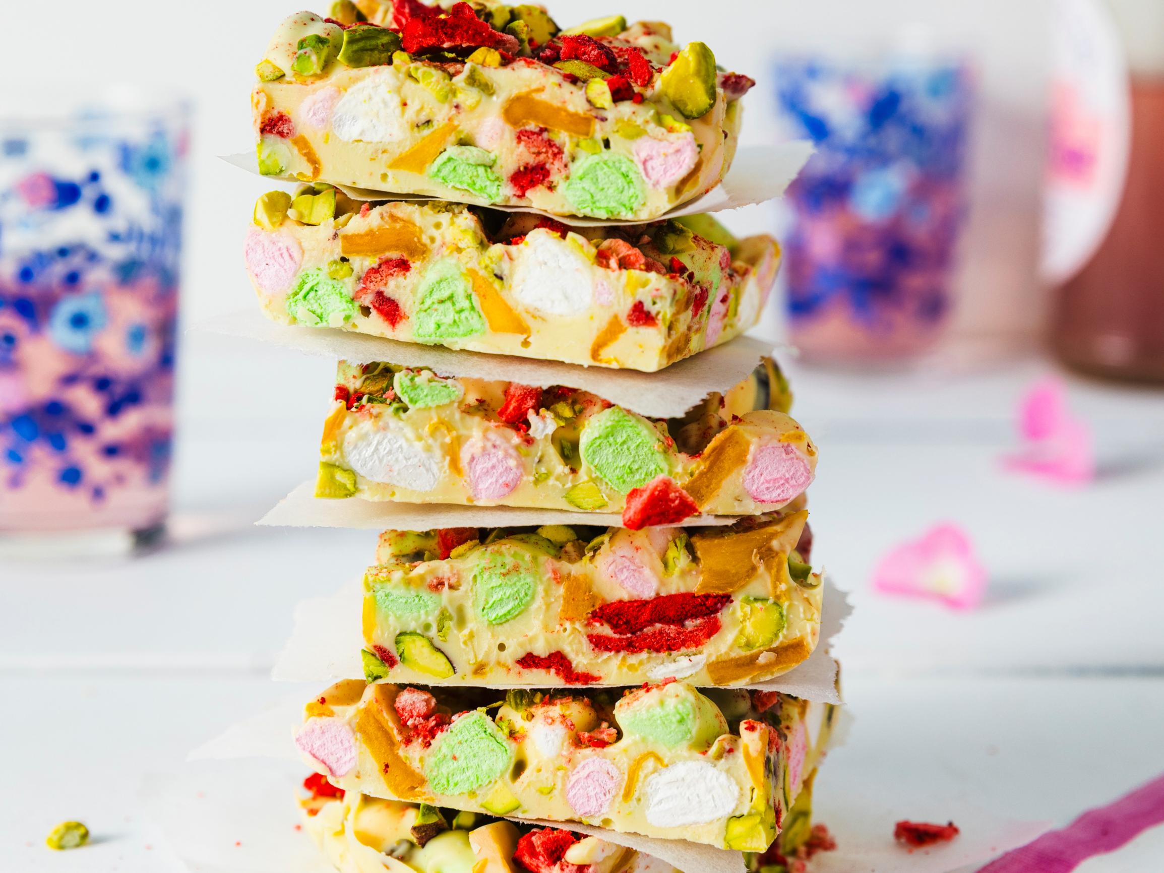 Vaalea rocky road − herkkusuun lempipaloissa yhdistyvät valkosuklaa, vaahtokarkit ja värikkäät sattumat