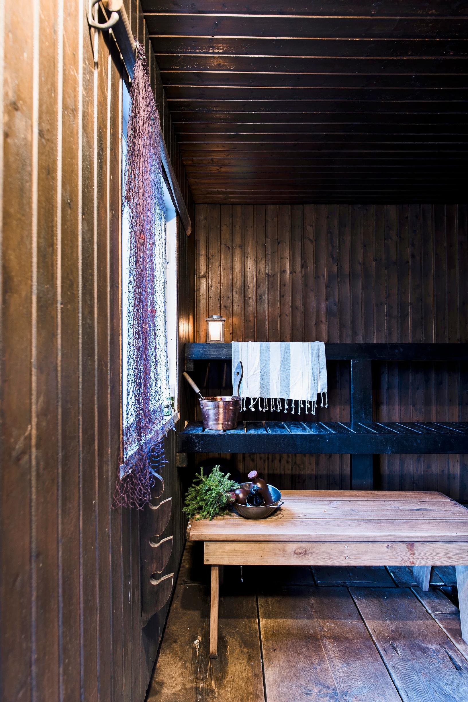 Tummaksi sävytetty sauna