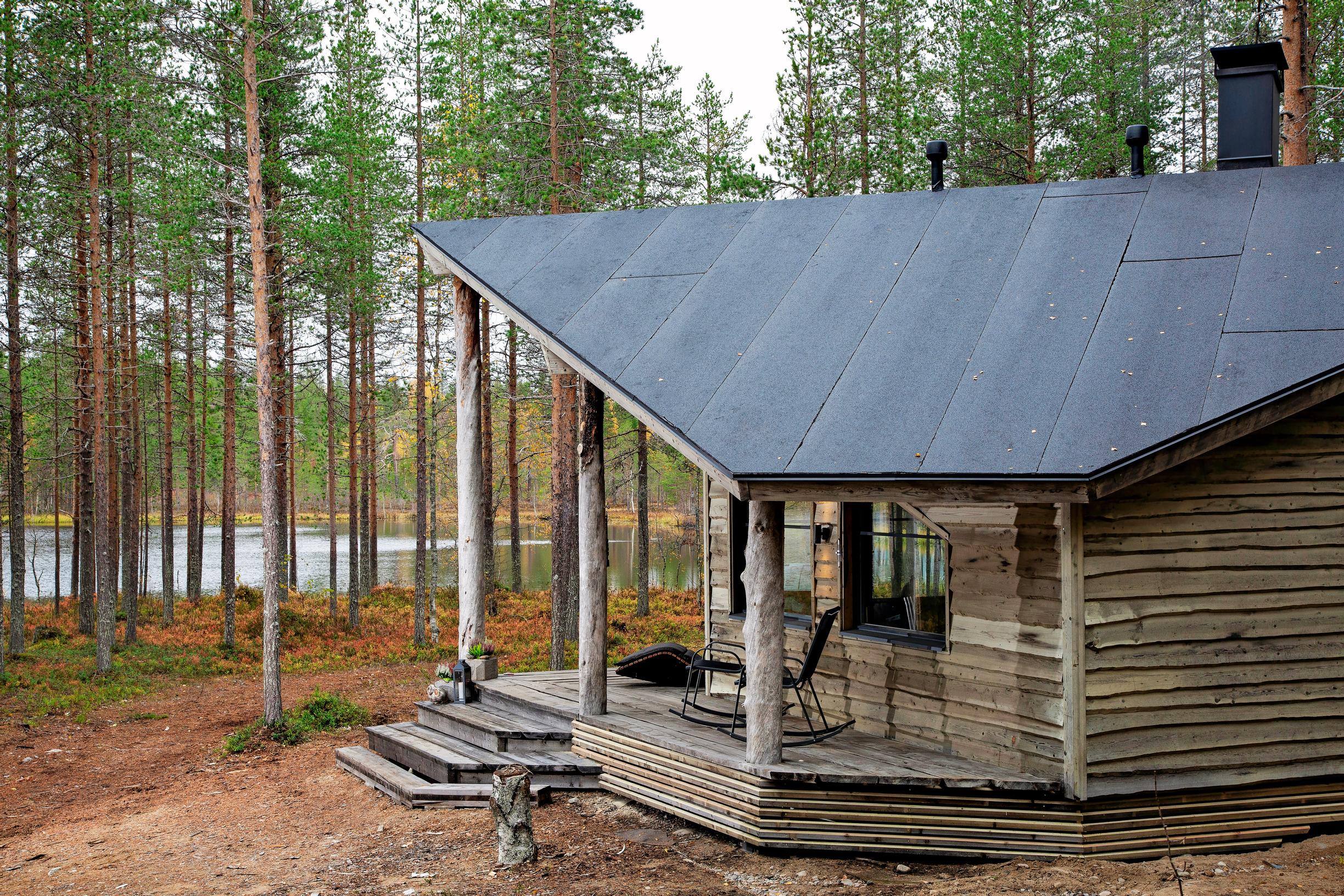 Moderni erämökki lammen rannalla